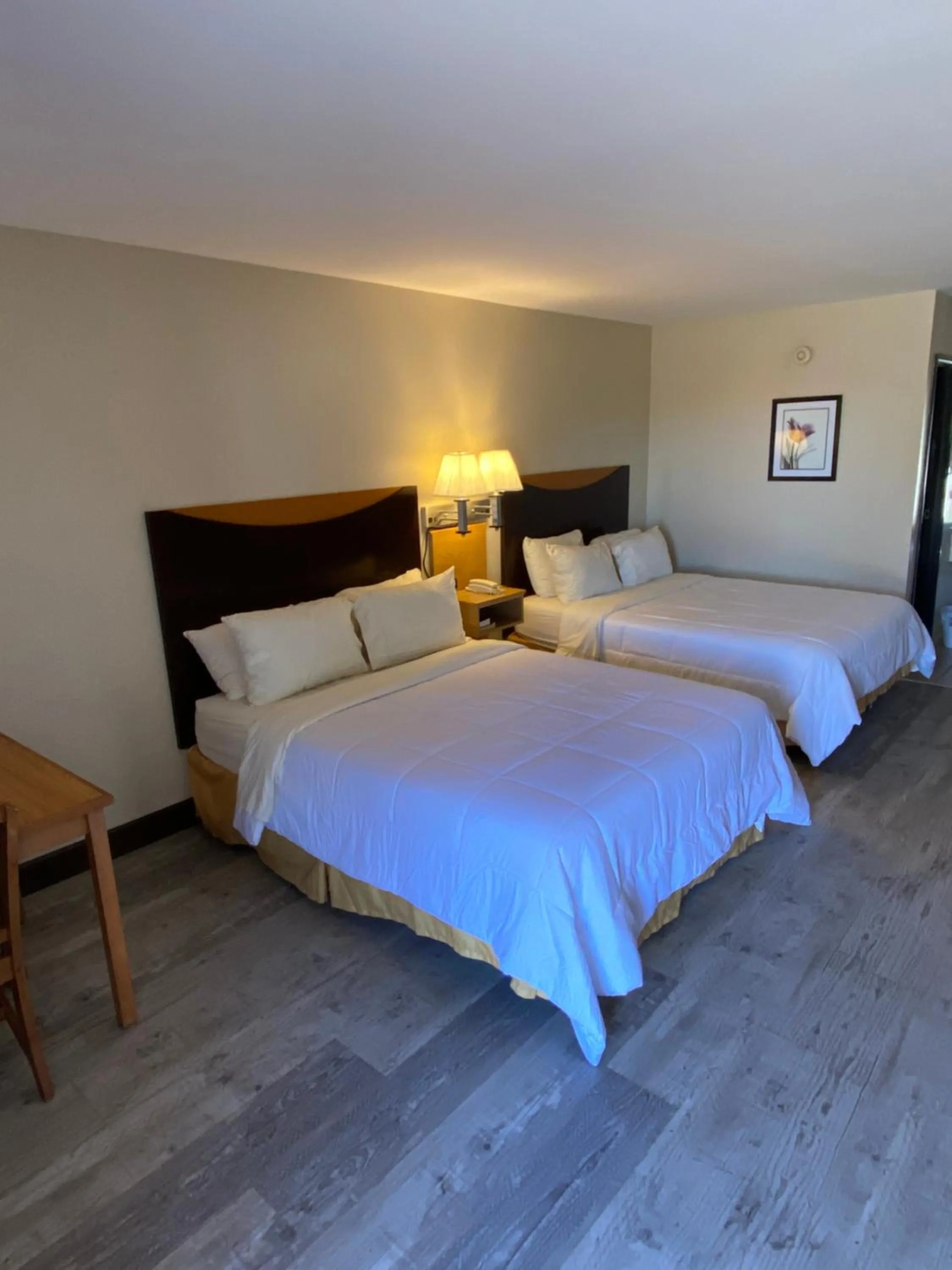 Bed in Four Winds Motel & RV Park