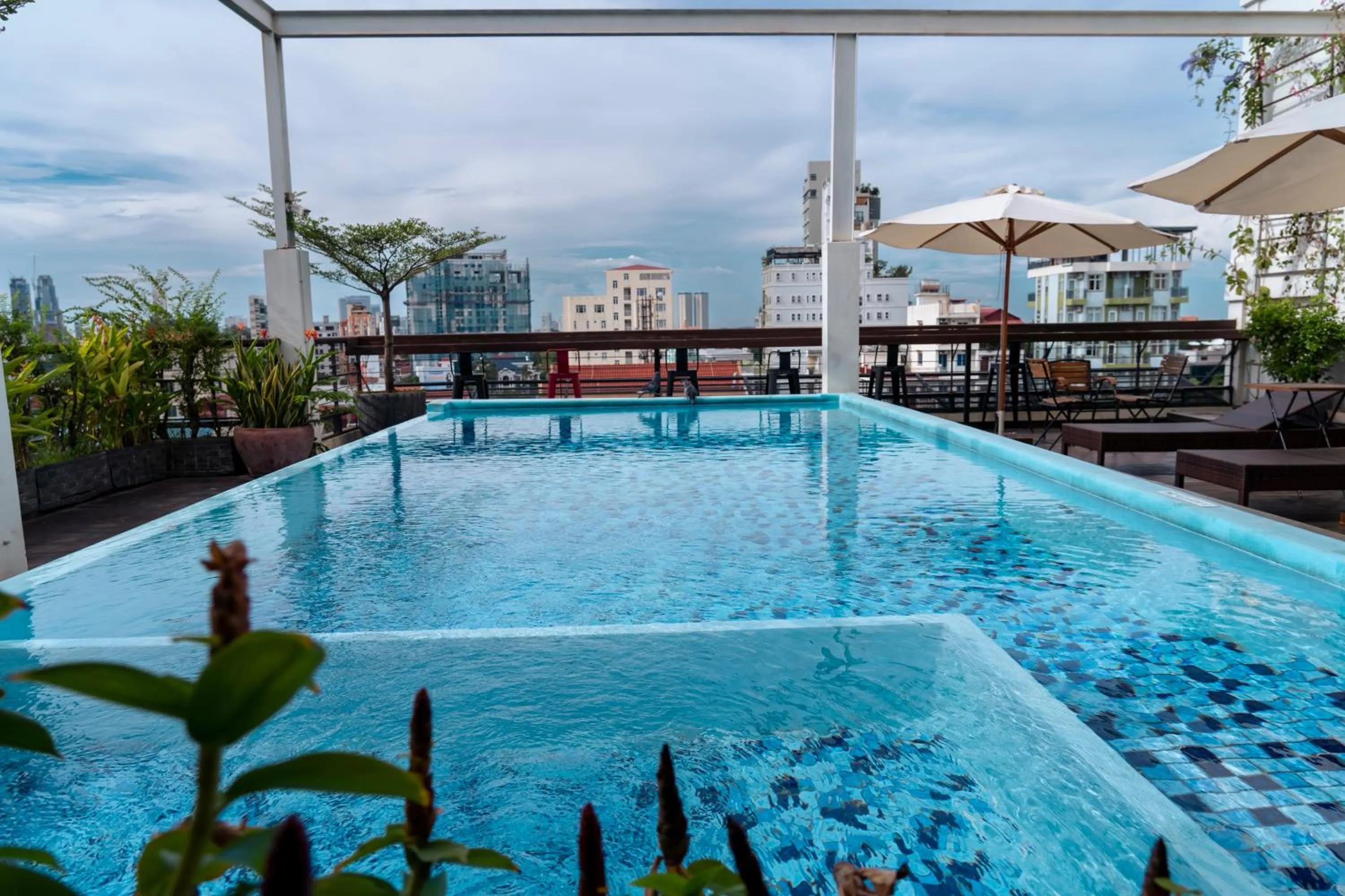 Swimming pool in Monsoon Bassac Hotel