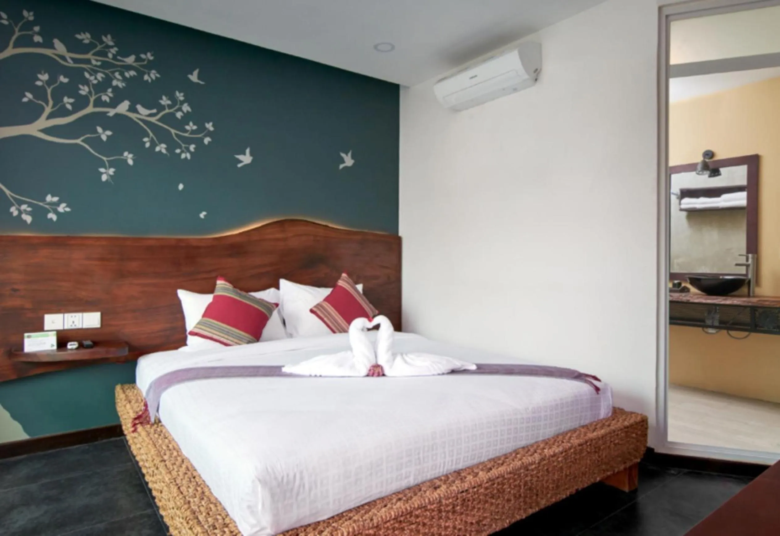 Deluxe Double Room with Balcony in Monsoon Bassac Hotel