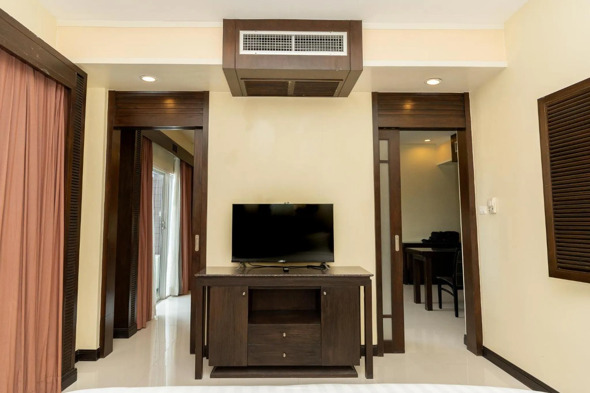 TV and multimedia in Sunday Chateau En Ville - Pattaya