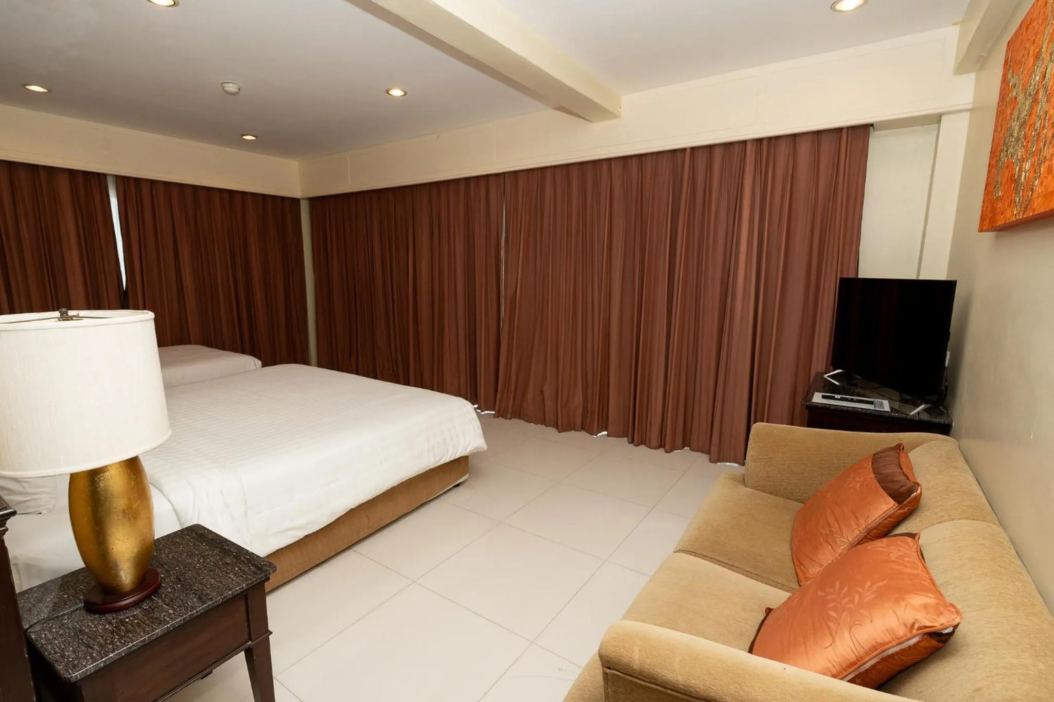 Photo of the whole room, Bed in Sunday Chateau En Ville - Pattaya