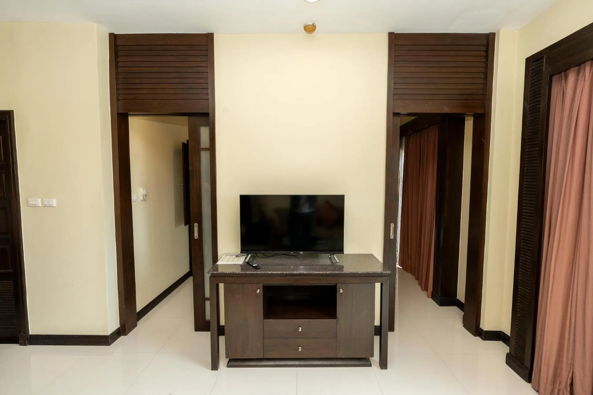 TV and multimedia in Sunday Chateau En Ville - Pattaya