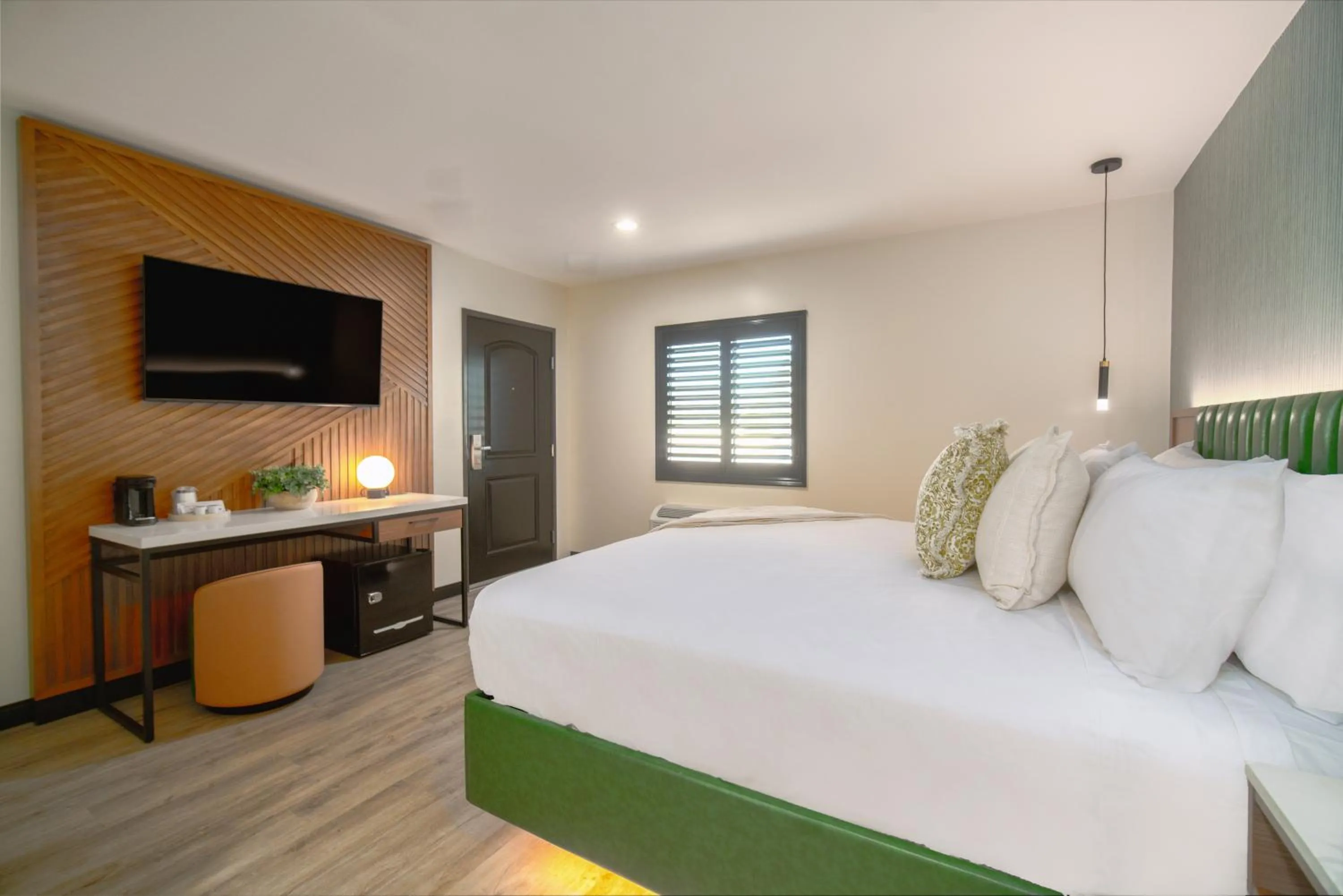 TV and multimedia, Bed in LYFE INN & SUITES by AGA- North Hollywood Near Universal Studios