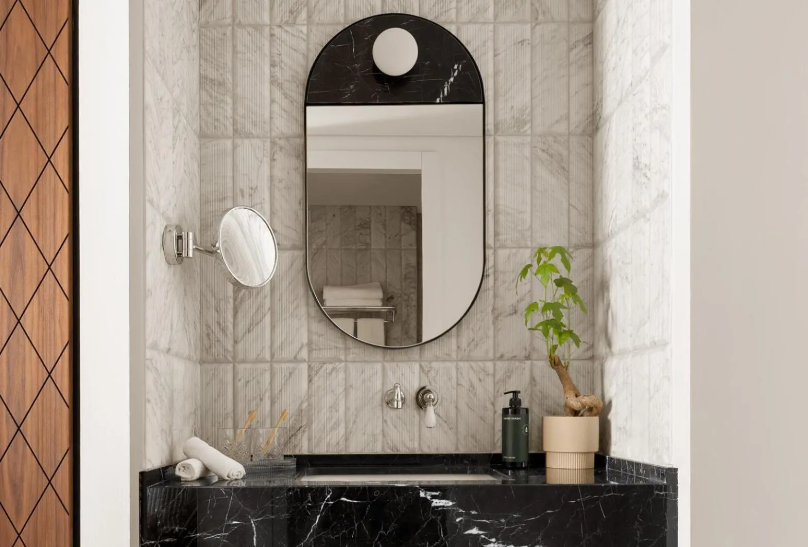 Shower in Hotel RECEPTION - FATTAL COLORS
