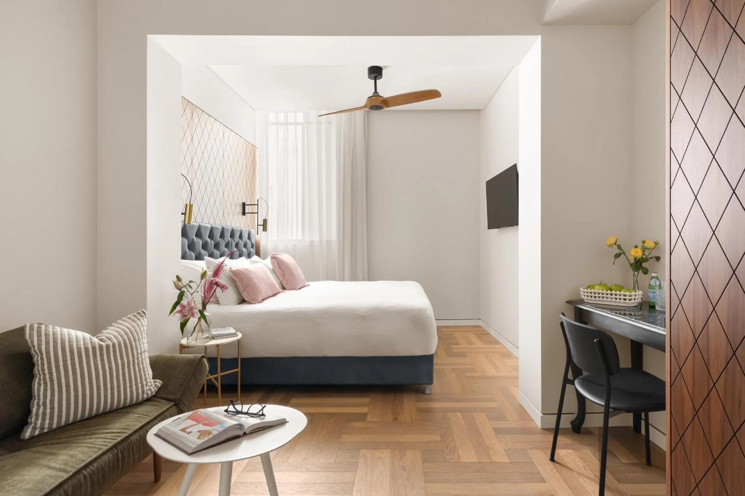 Living room, Bed in Hotel RECEPTION - FATTAL COLORS