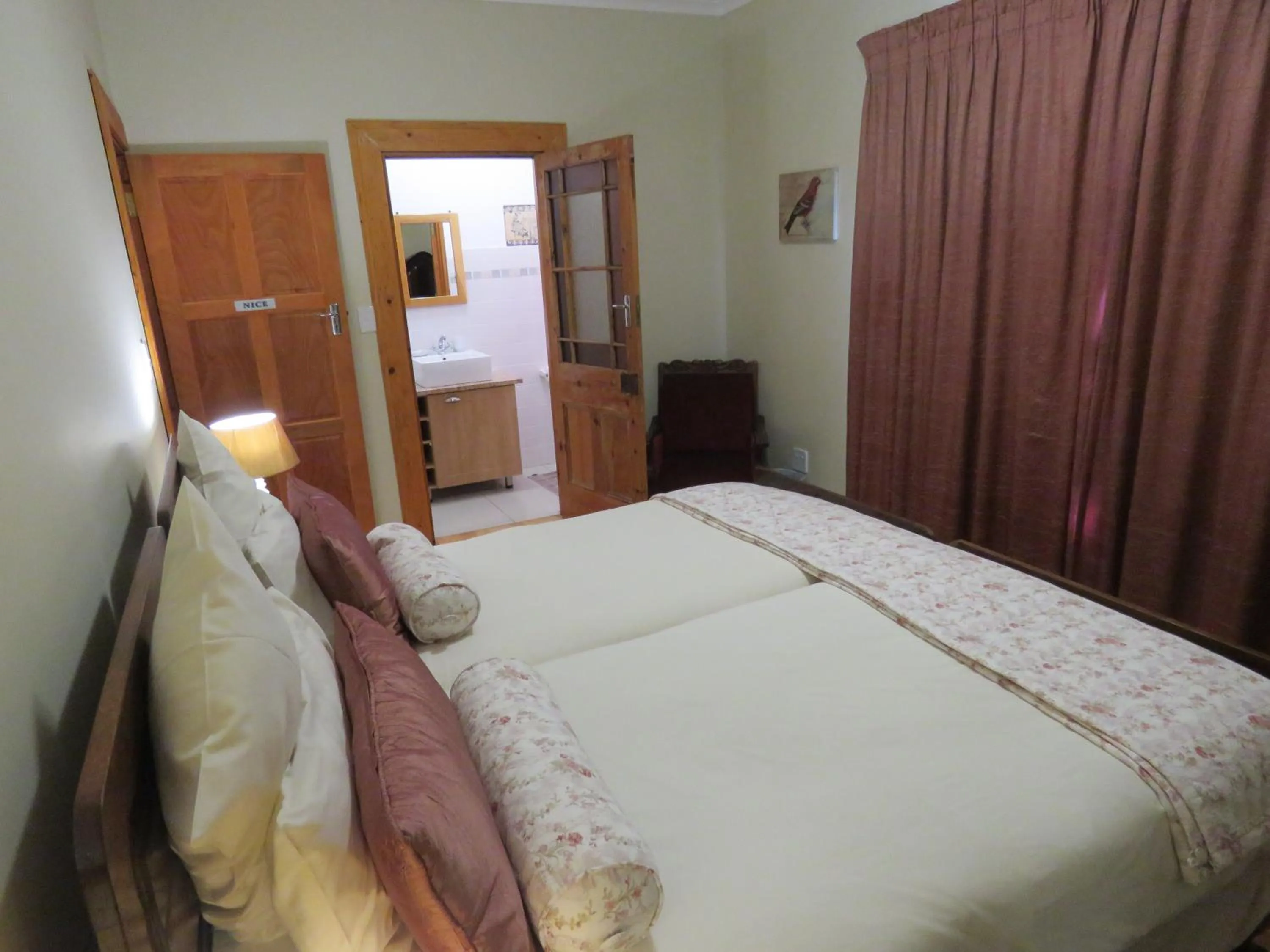 Bedroom, Bed in Mentors Country Estate