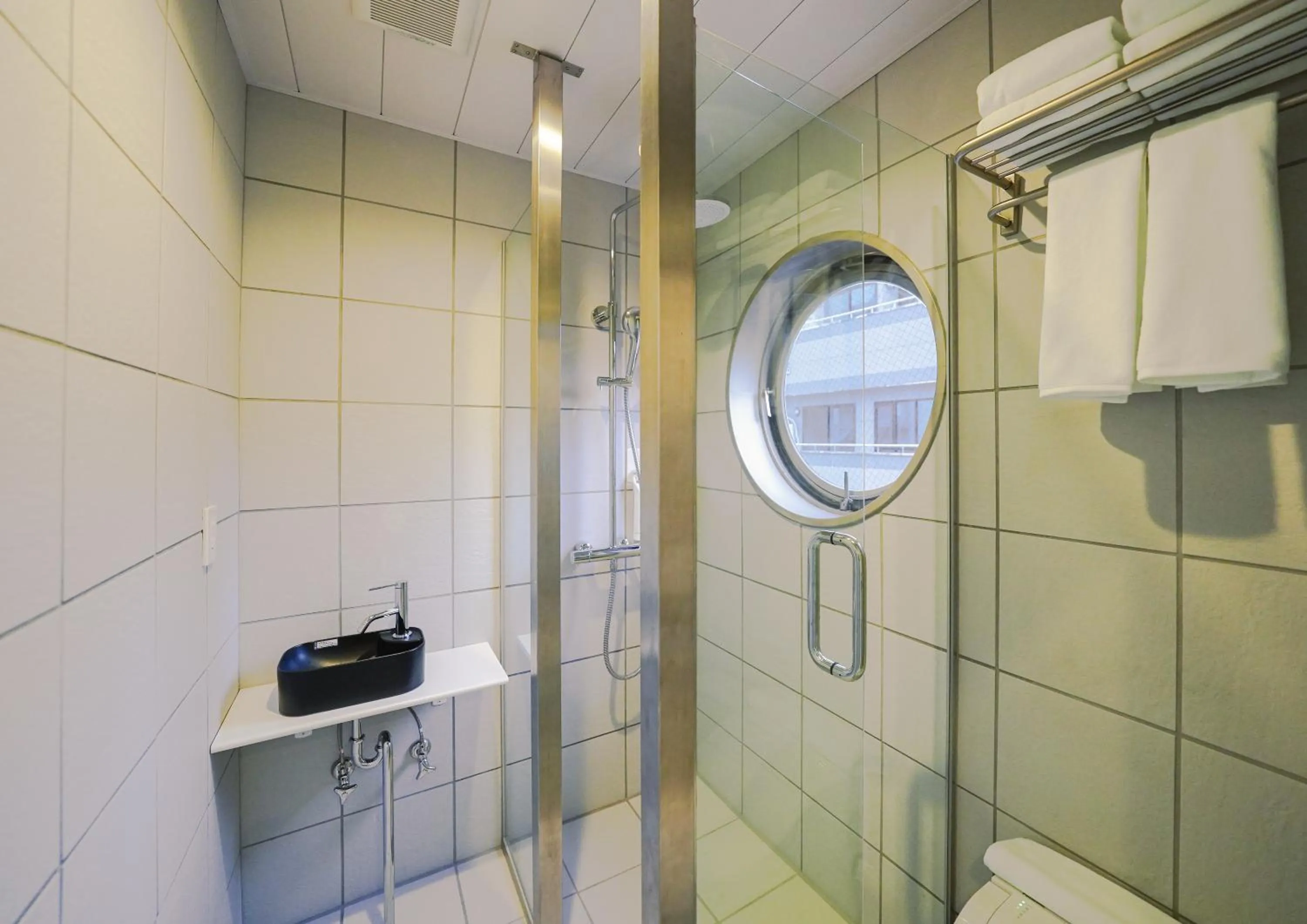 Shower in UH Suite Namba Station The Spa