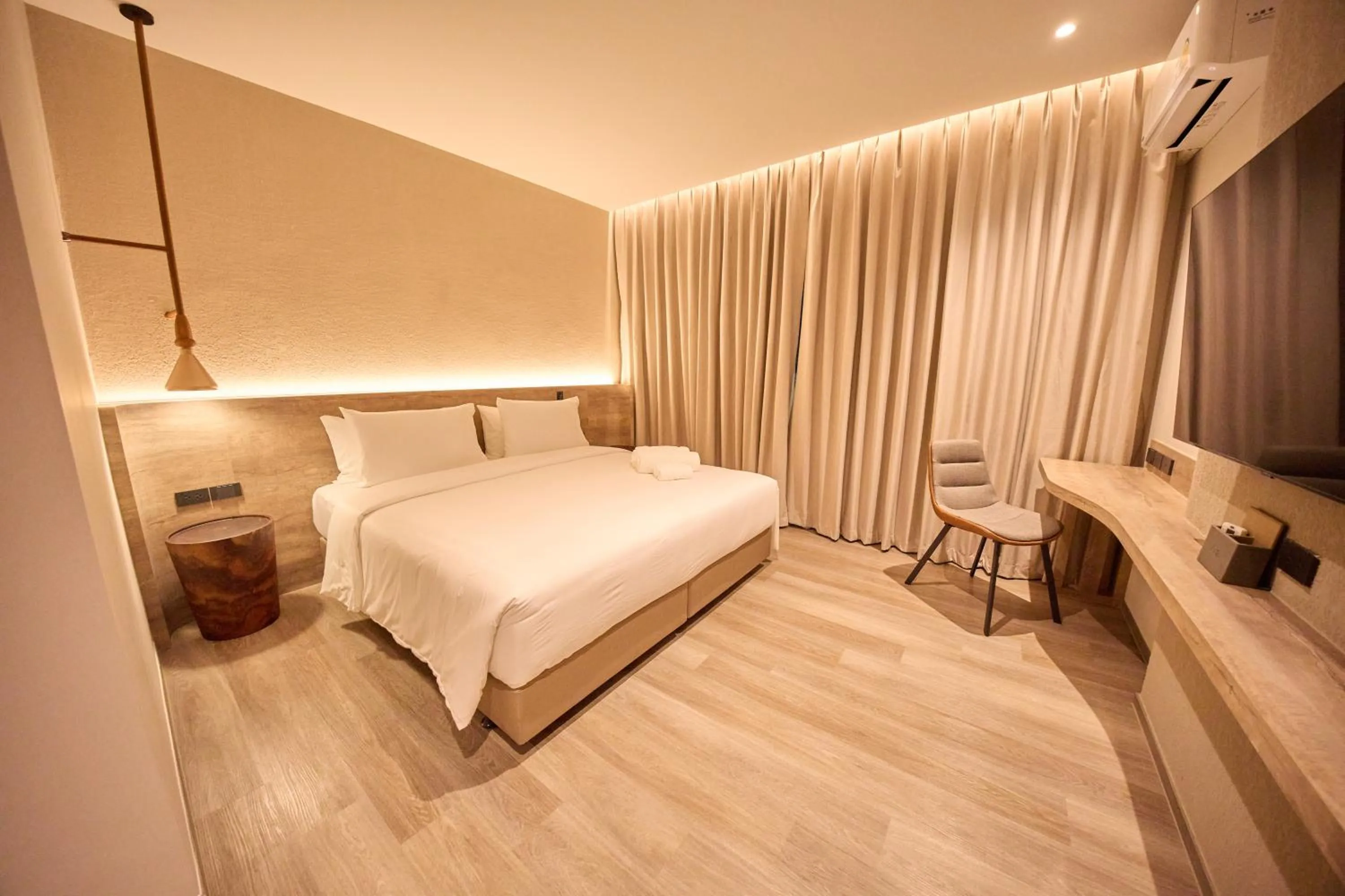 Deluxe King Room in Unya Hotel Ubon - โรงเเรมอัญญาอุบล