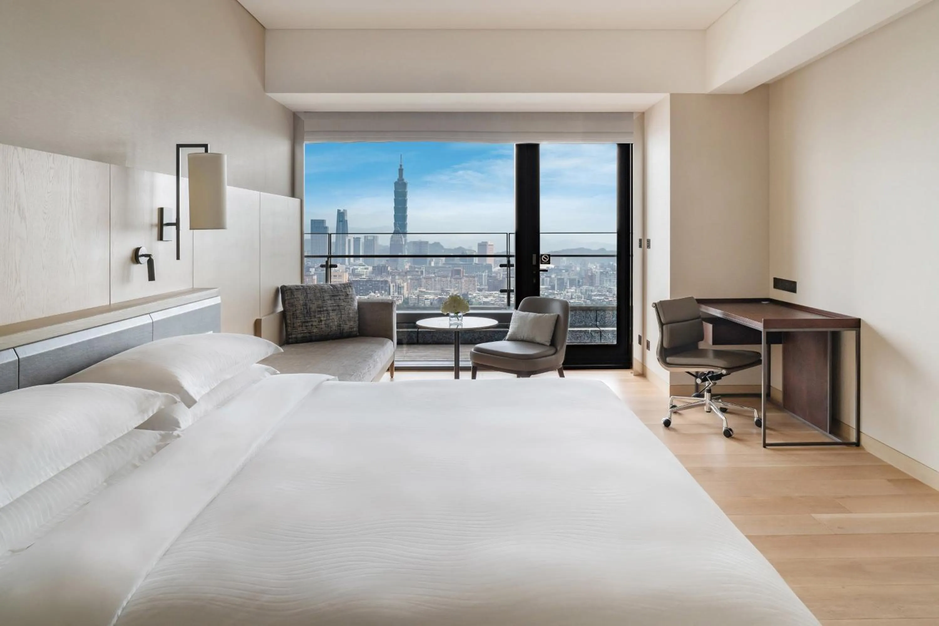 Photo of the whole room, Bed in Taipei Marriott Hotel