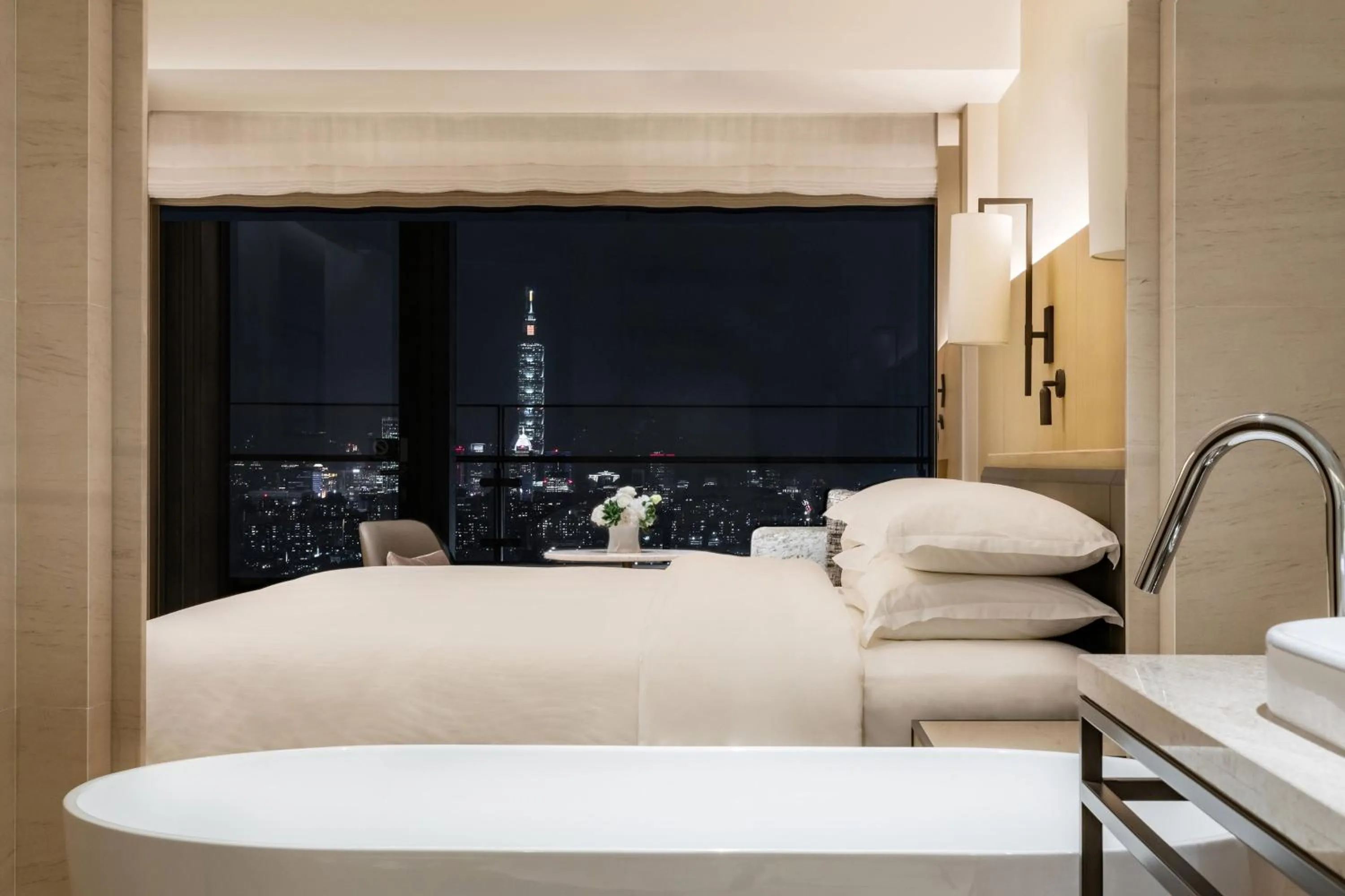 Photo of the whole room, Bed in Taipei Marriott Hotel