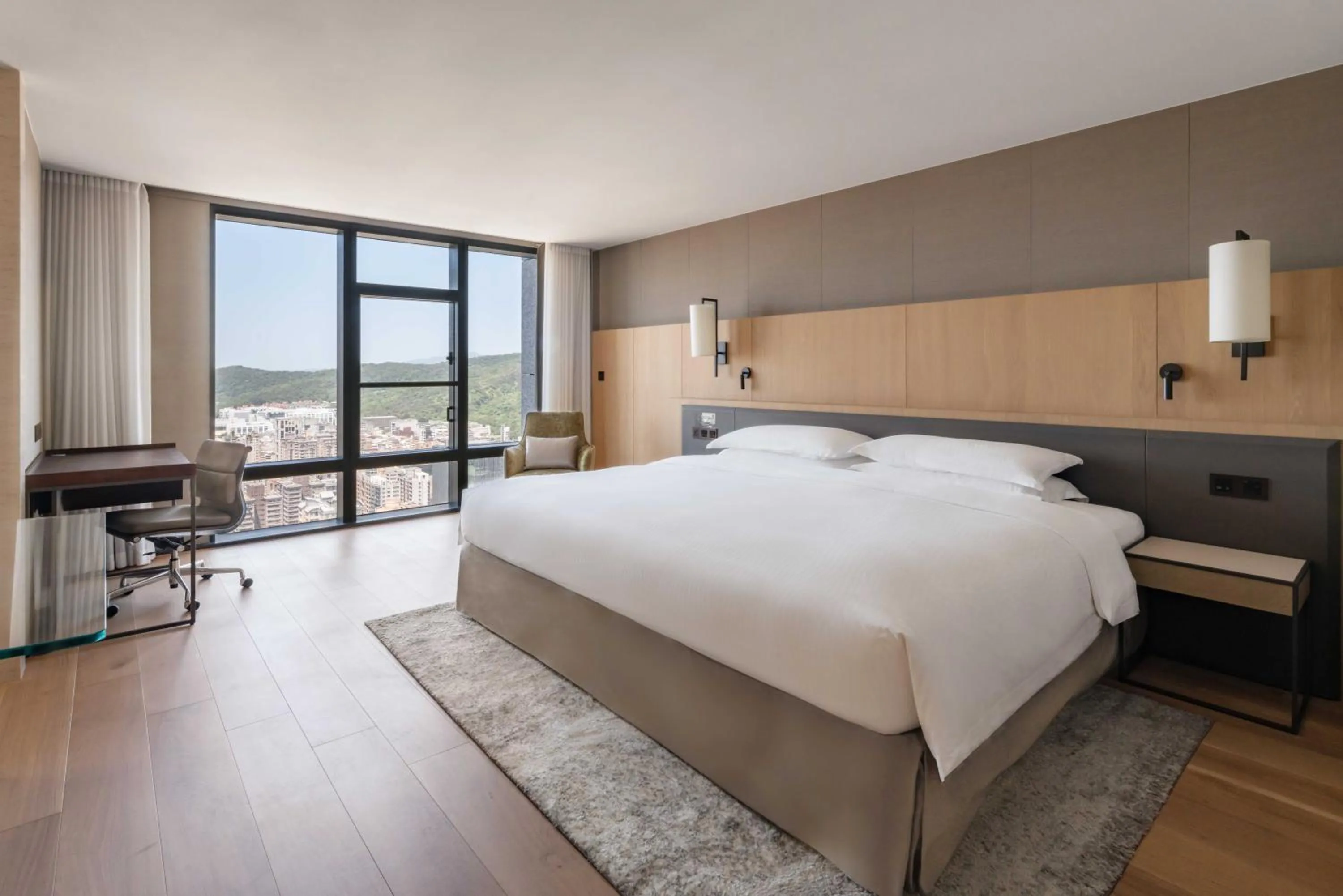 Photo of the whole room, Bed in Taipei Marriott Hotel