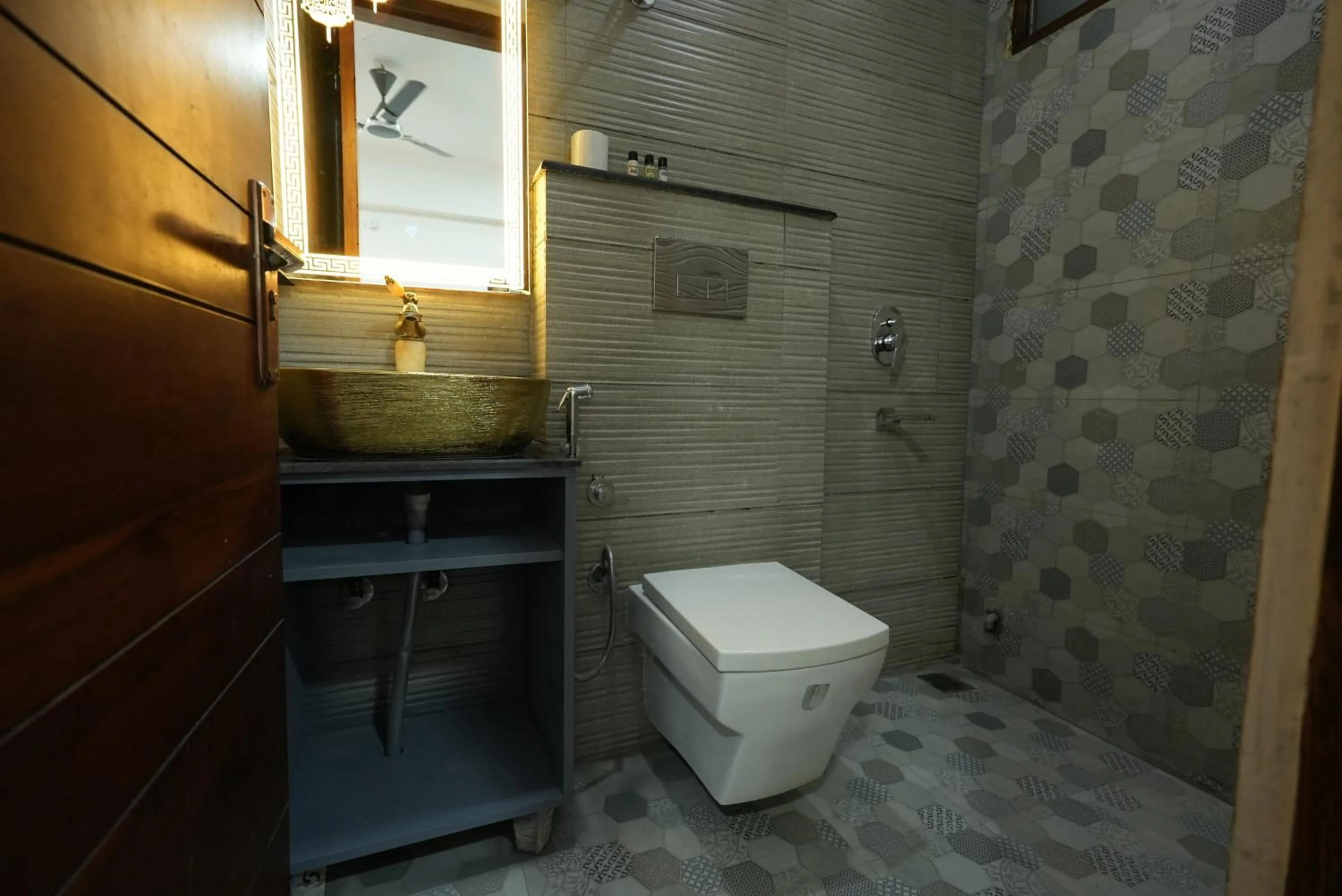 Shower in Hotel Tapovan Hills