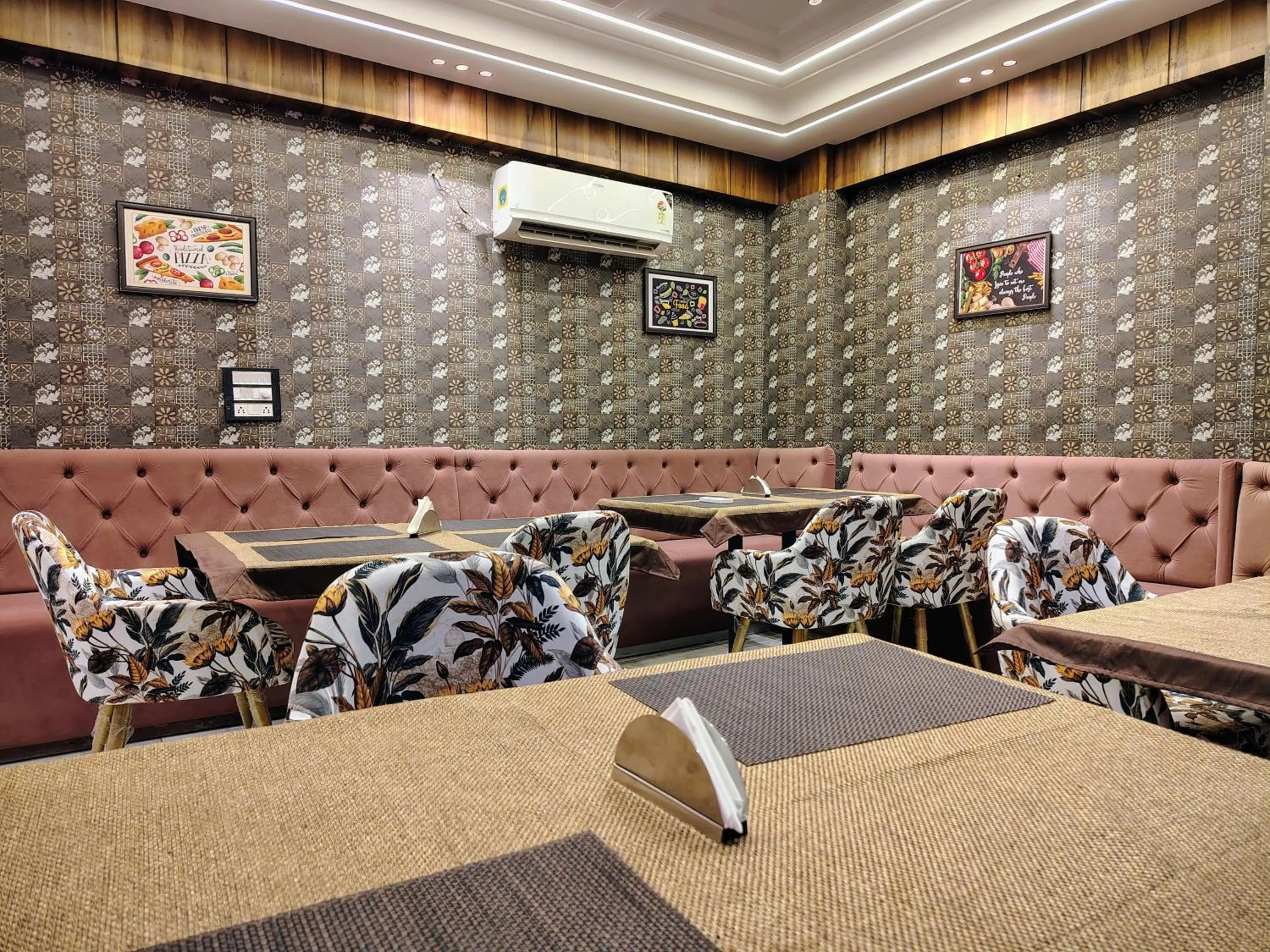 Restaurant/places to eat in Hotel Tapovan Hills