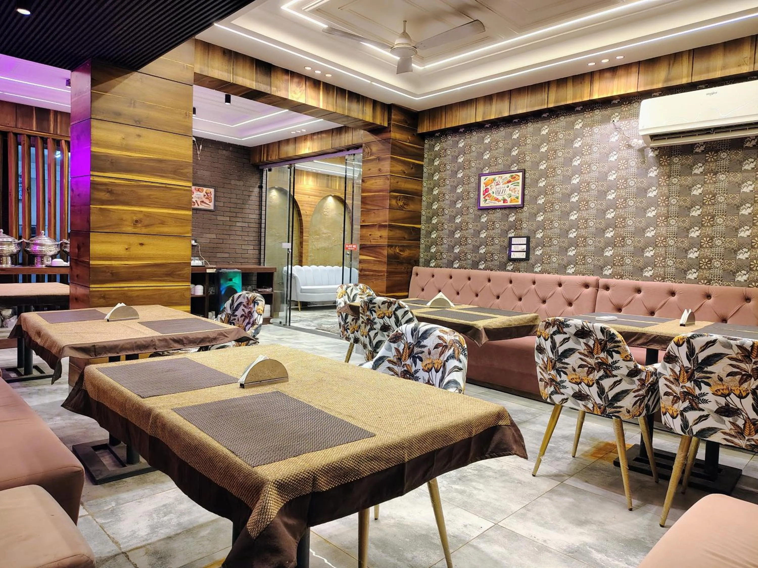 Restaurant/places to eat in Hotel Tapovan Hills