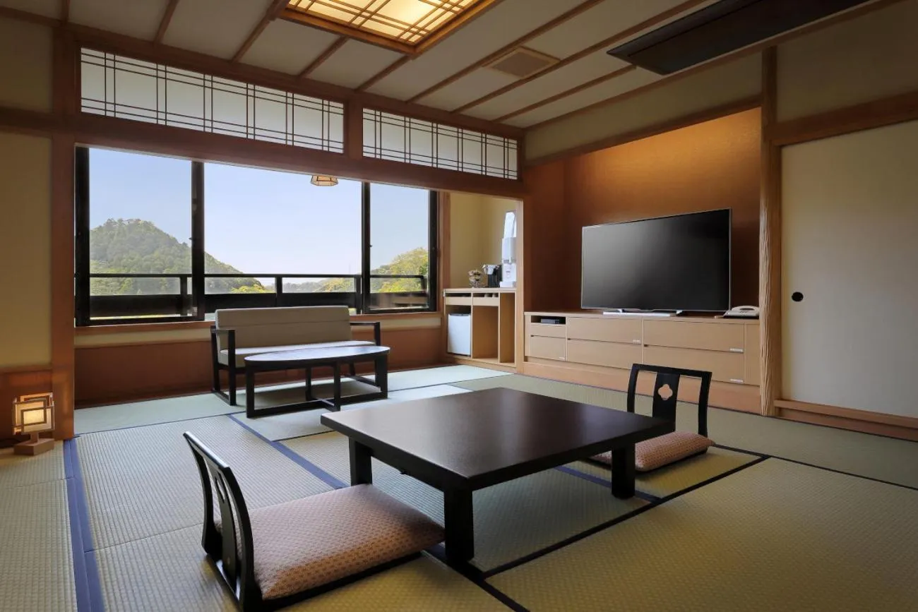 Photo of the whole room in Ryokusuitei