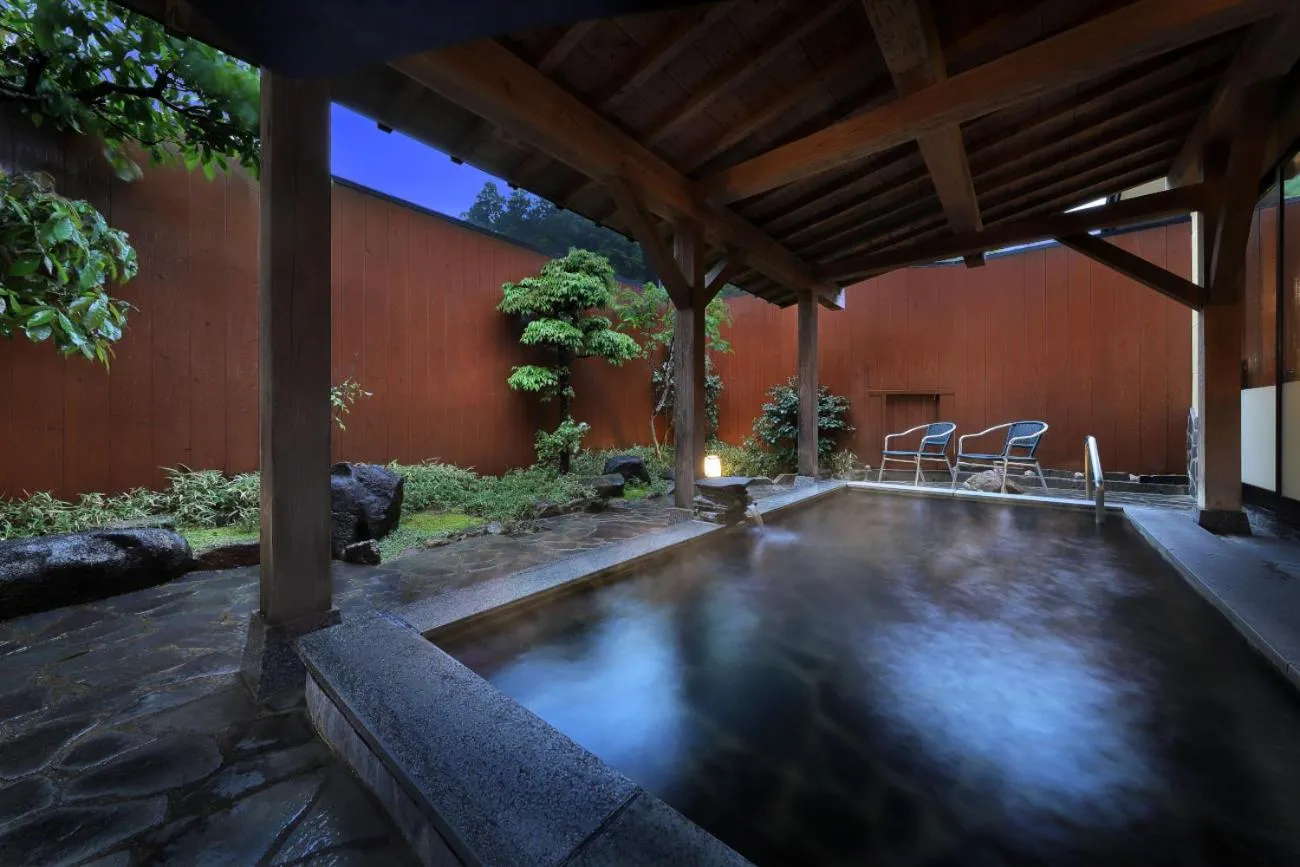 Hot Spring Bath in Ryokusuitei
