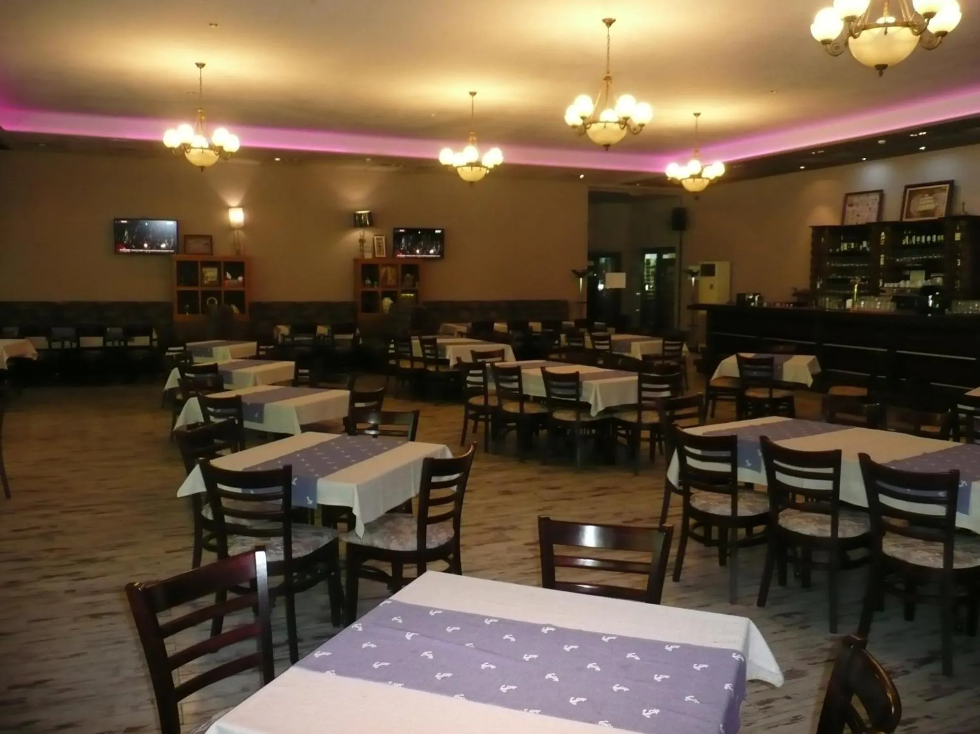 Restaurant/places to eat in Hotel Park