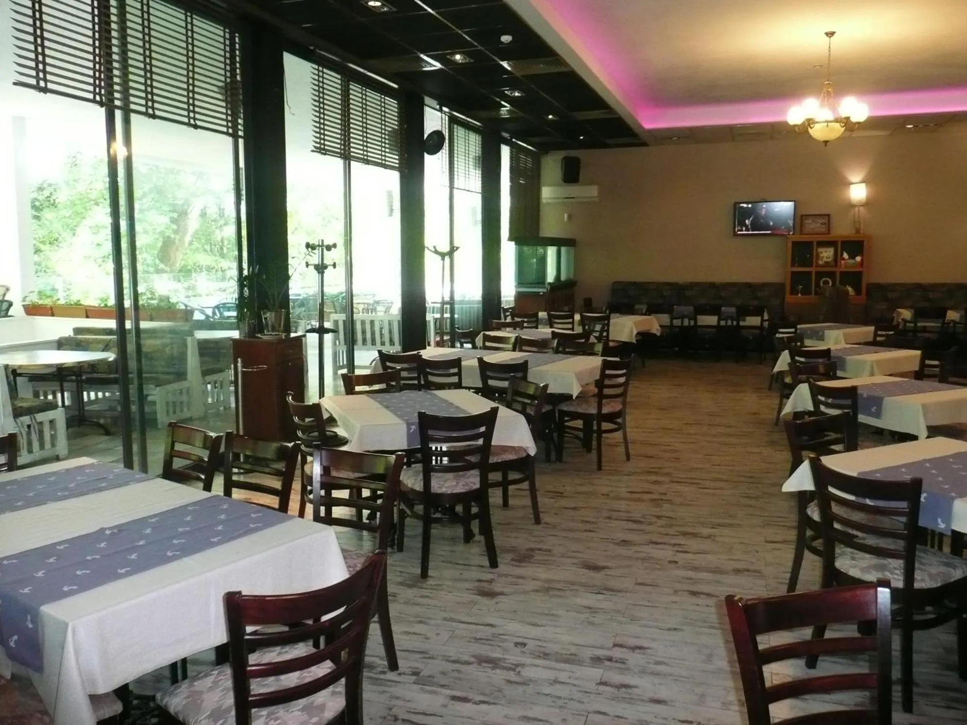 Restaurant/places to eat in Hotel Park