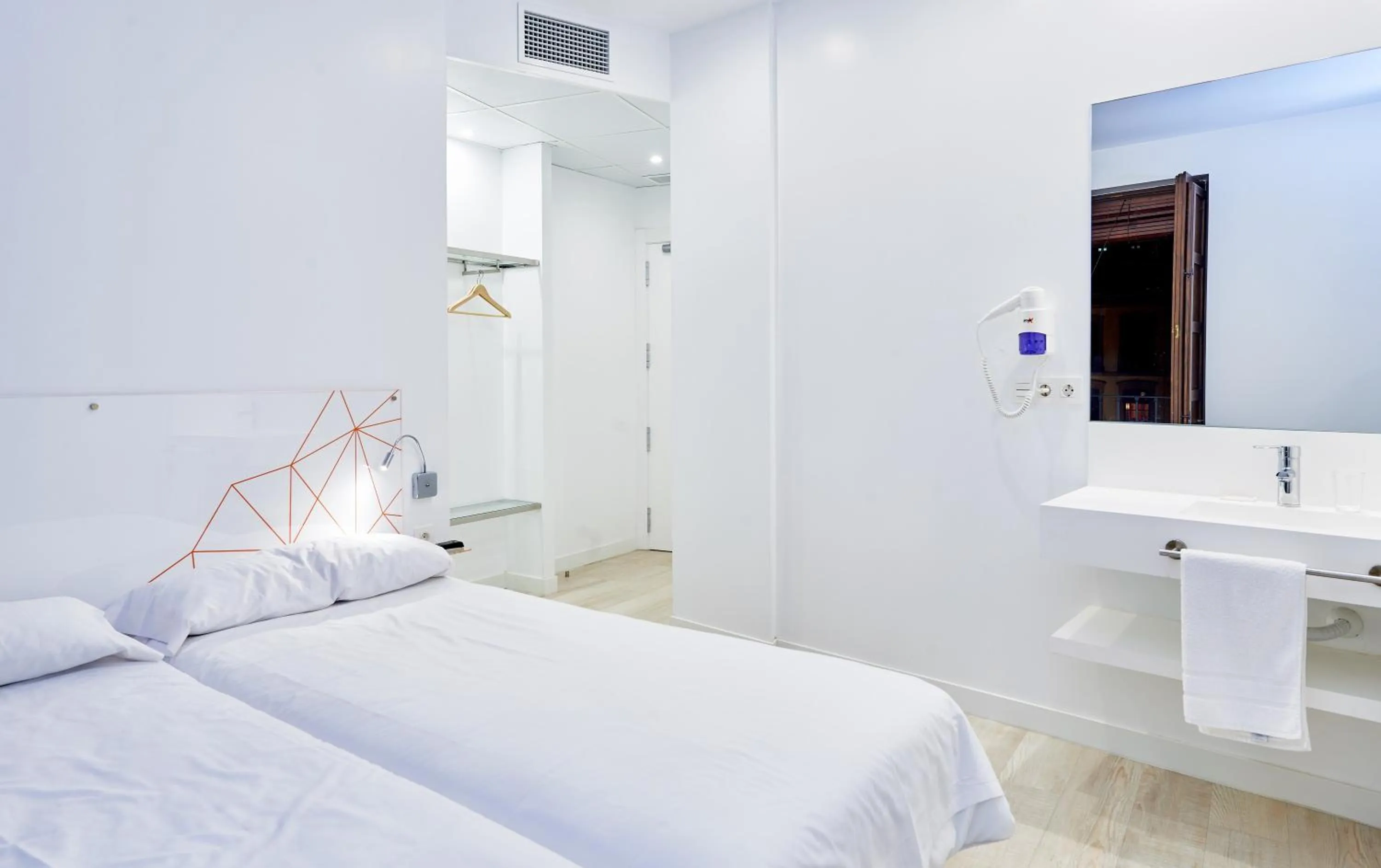 Bed in AMC Granada Hostal