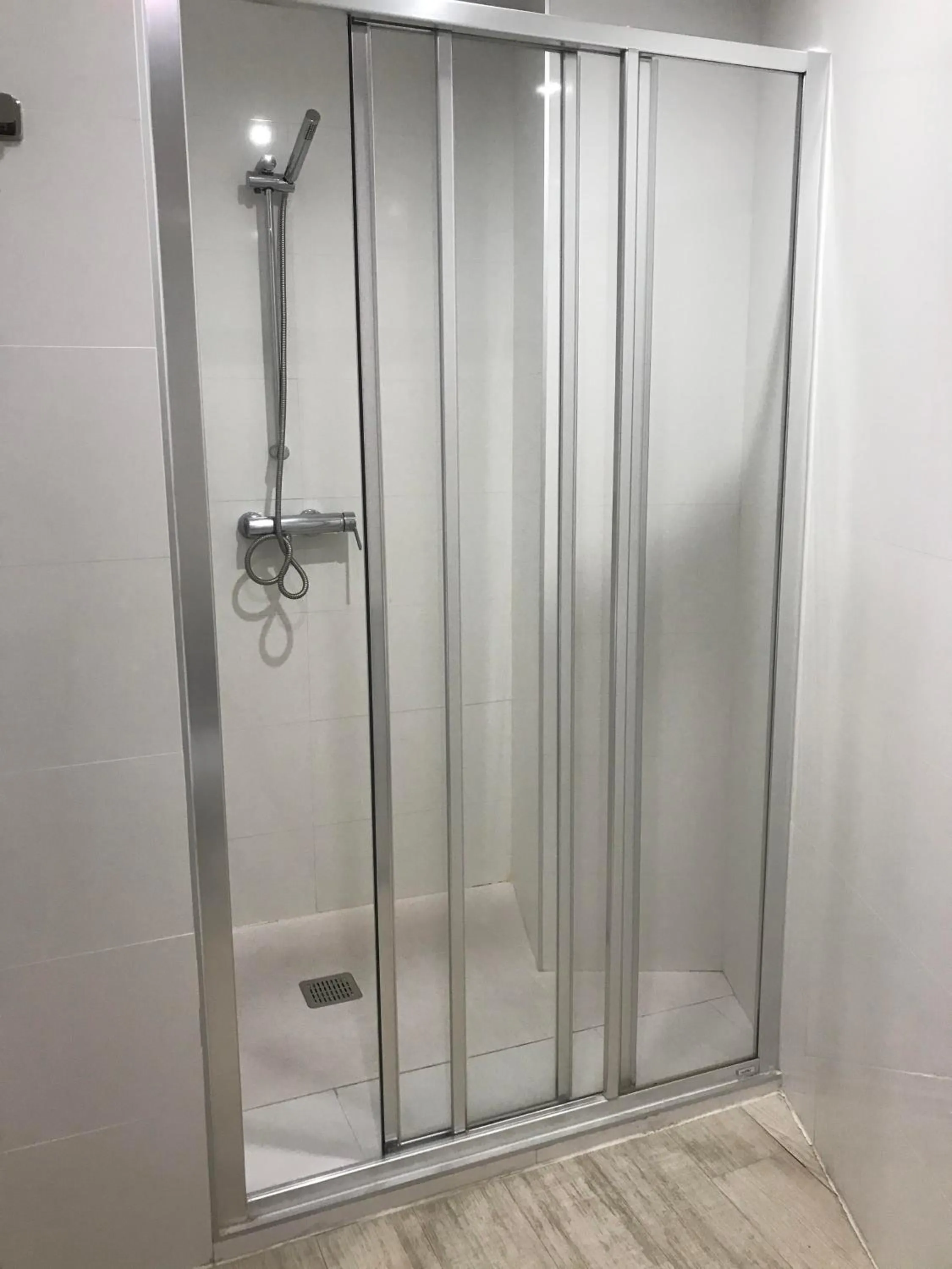 Shower in AMC Granada Hostal