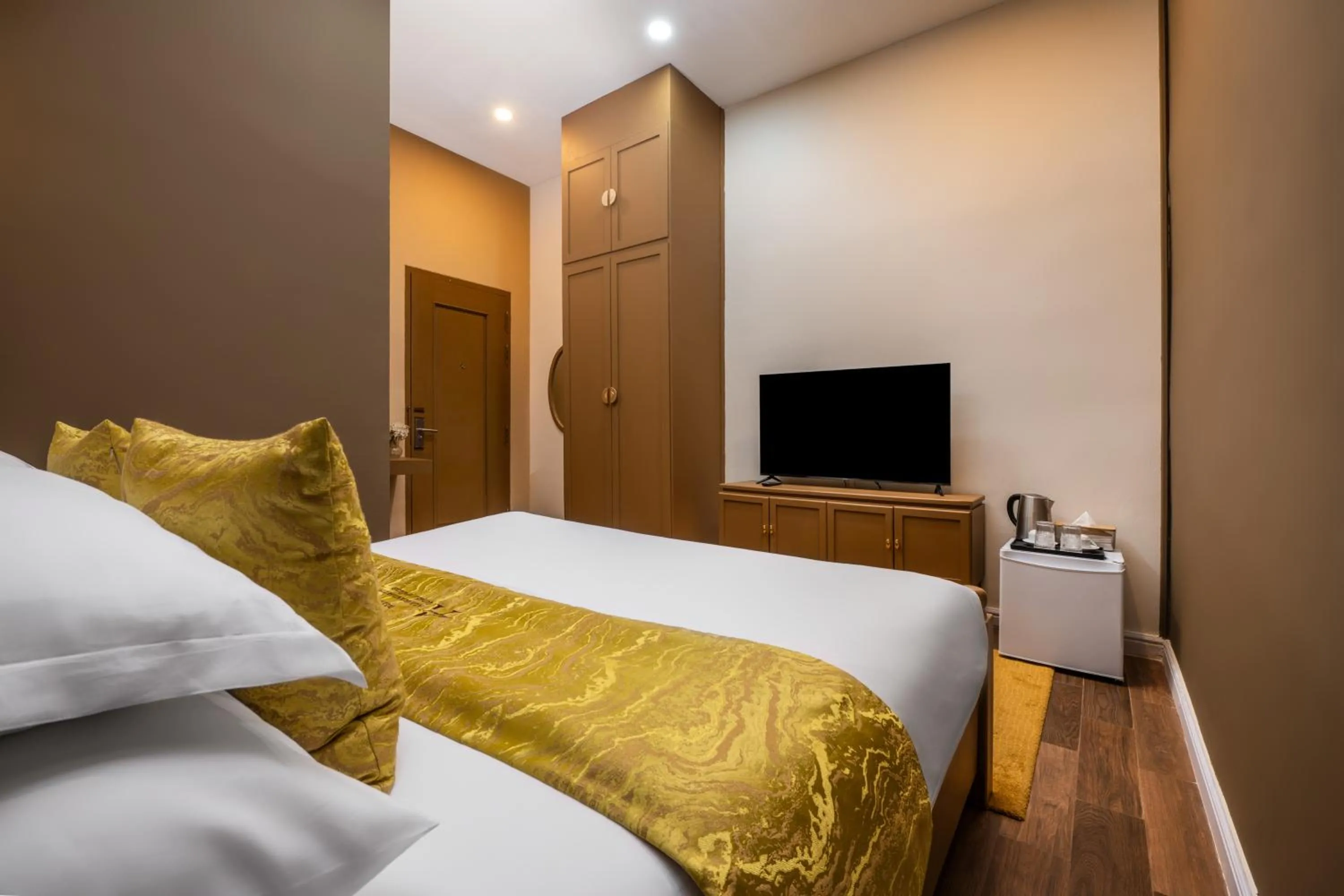 Guests, Bed in Ali Grand Hotel