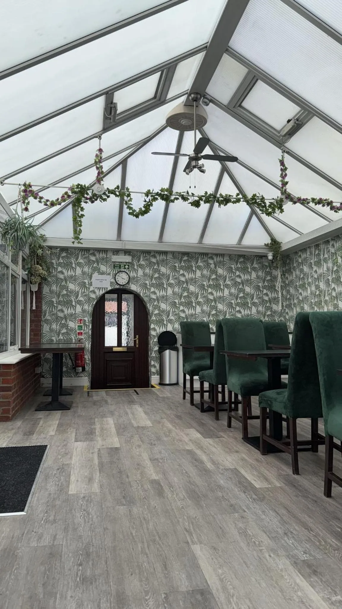 Restaurant/places to eat in OYO Watton Vibe Hotel