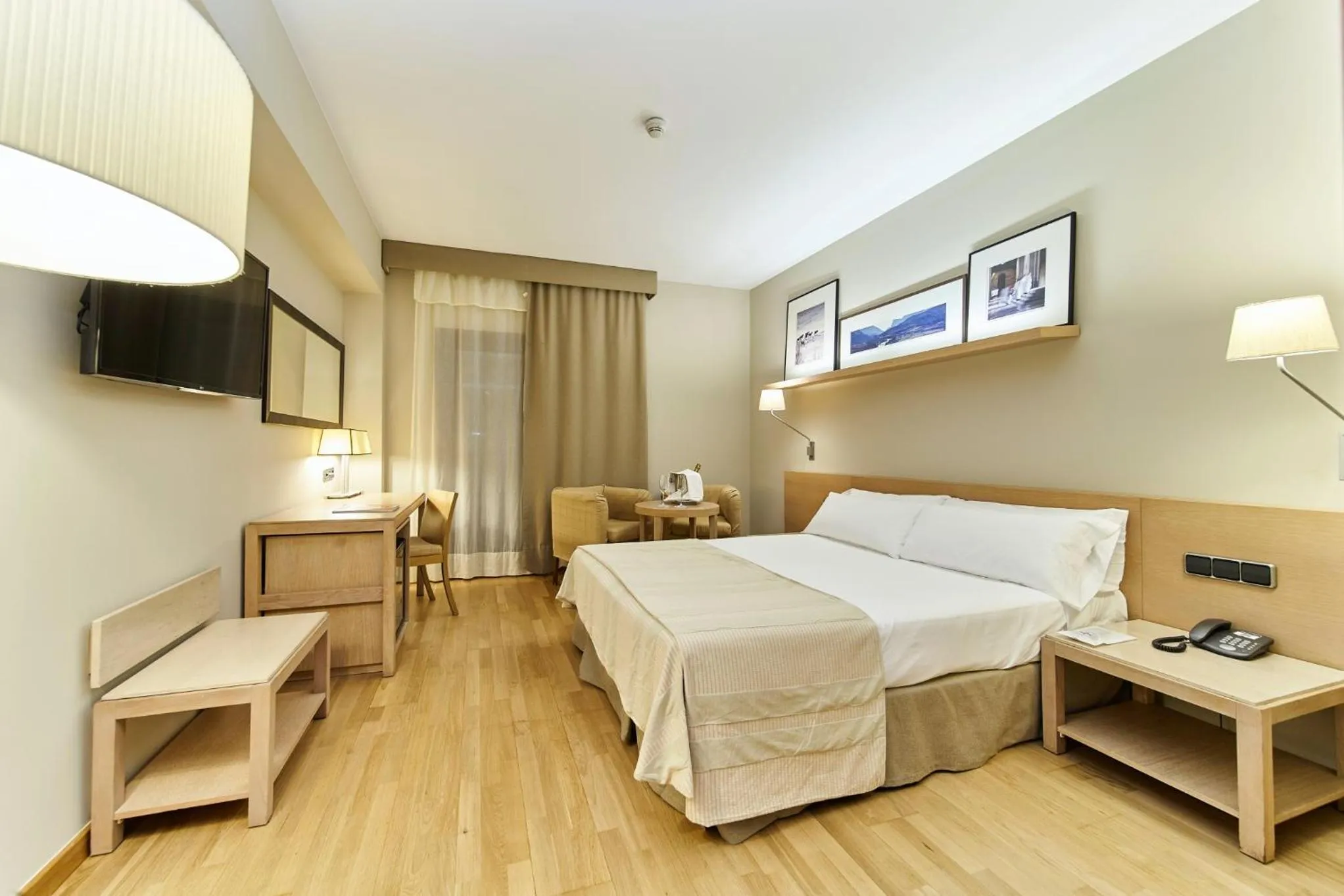 Photo of the whole room, Bed in Parador De La Seu D'urgell