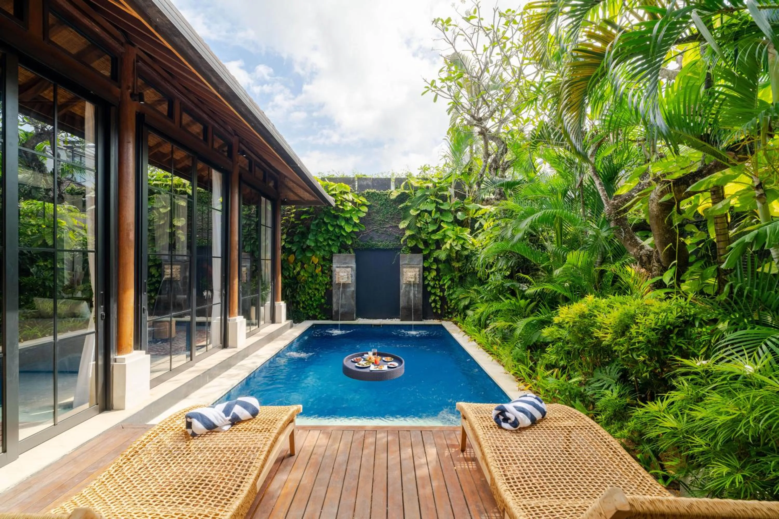 Garden in Boholuma Villas by Pertama Management