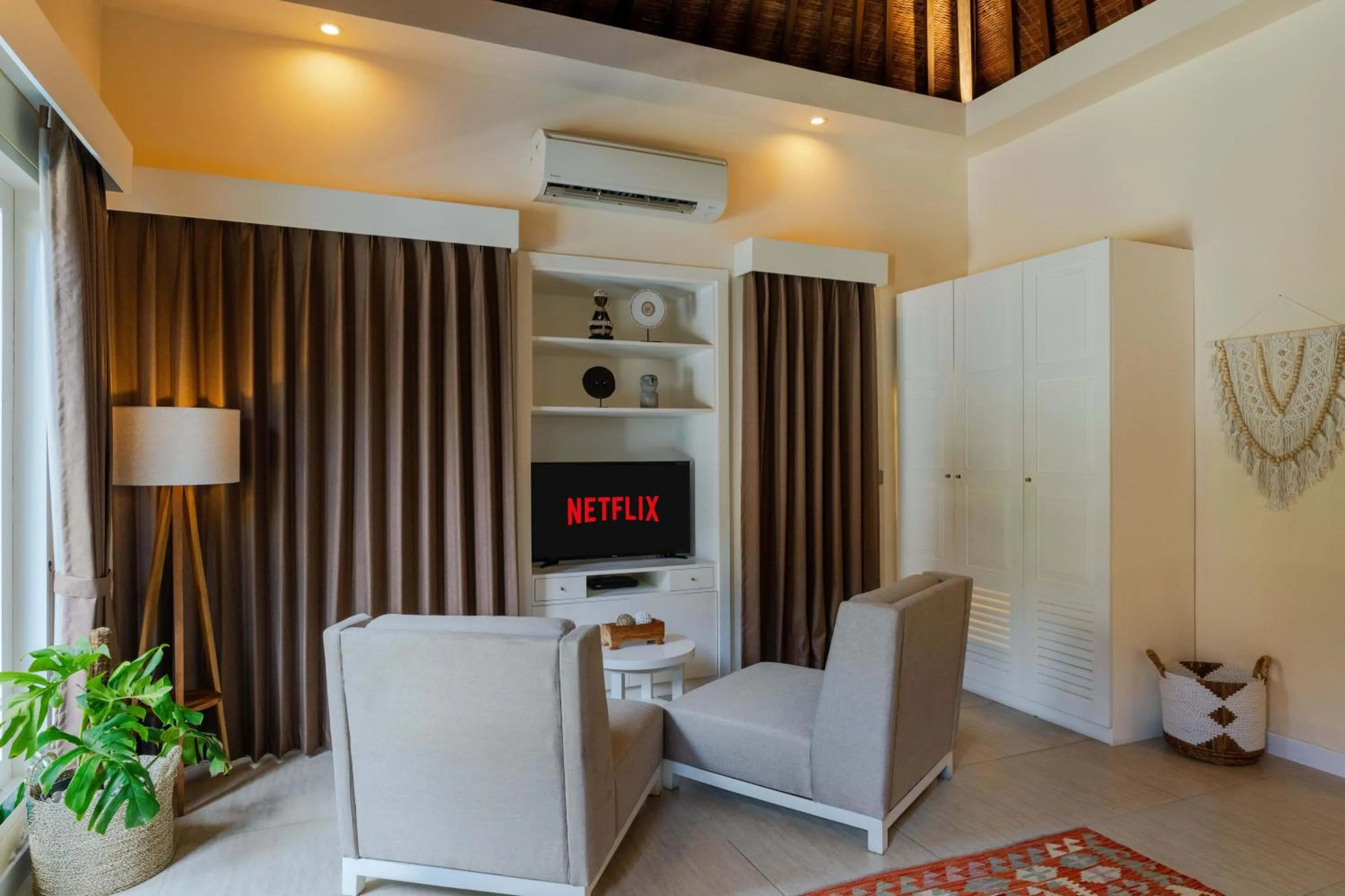 Communal lounge/ TV room in Boholuma Villas by Pertama Management