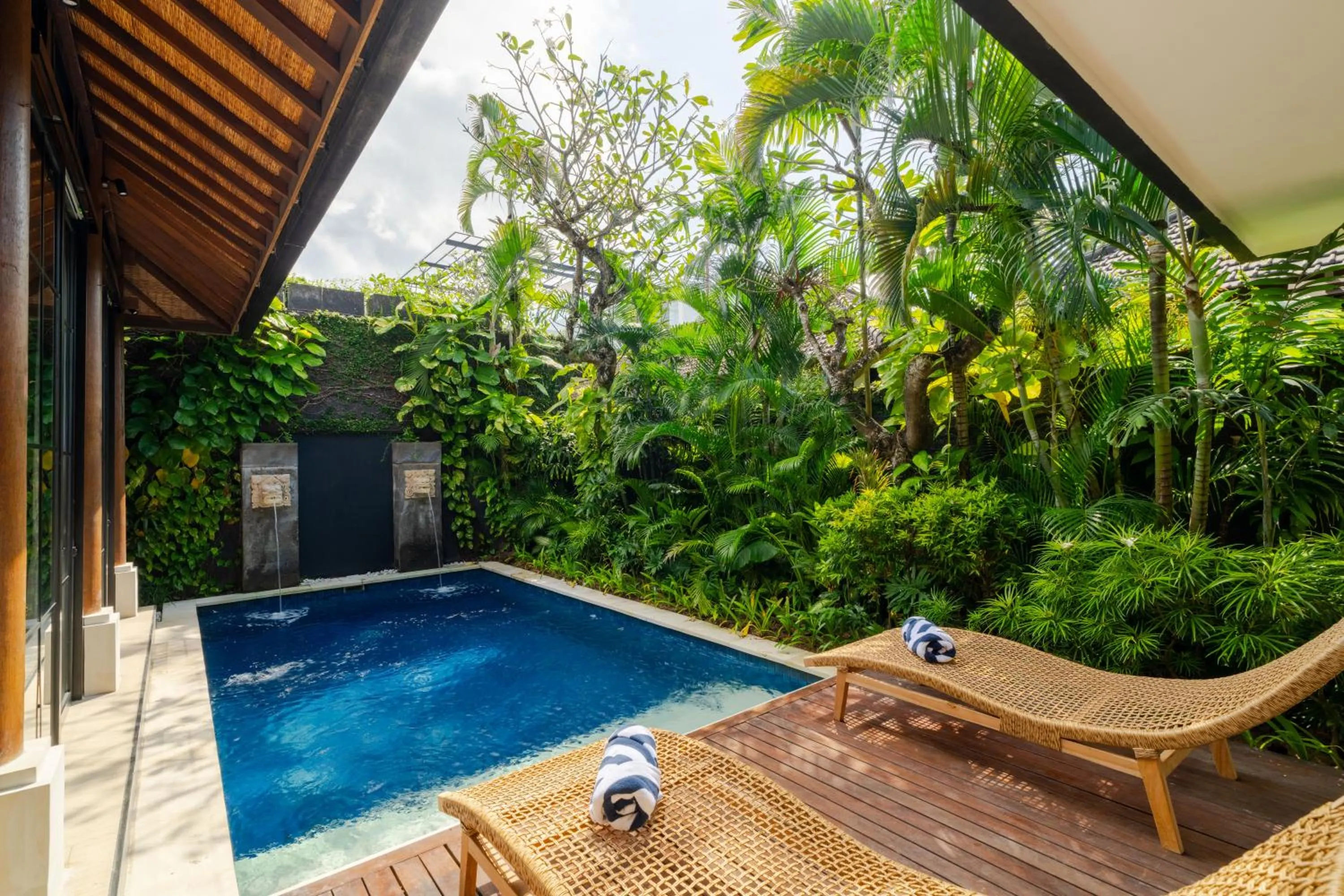 Garden in Boholuma Villas by Pertama Management