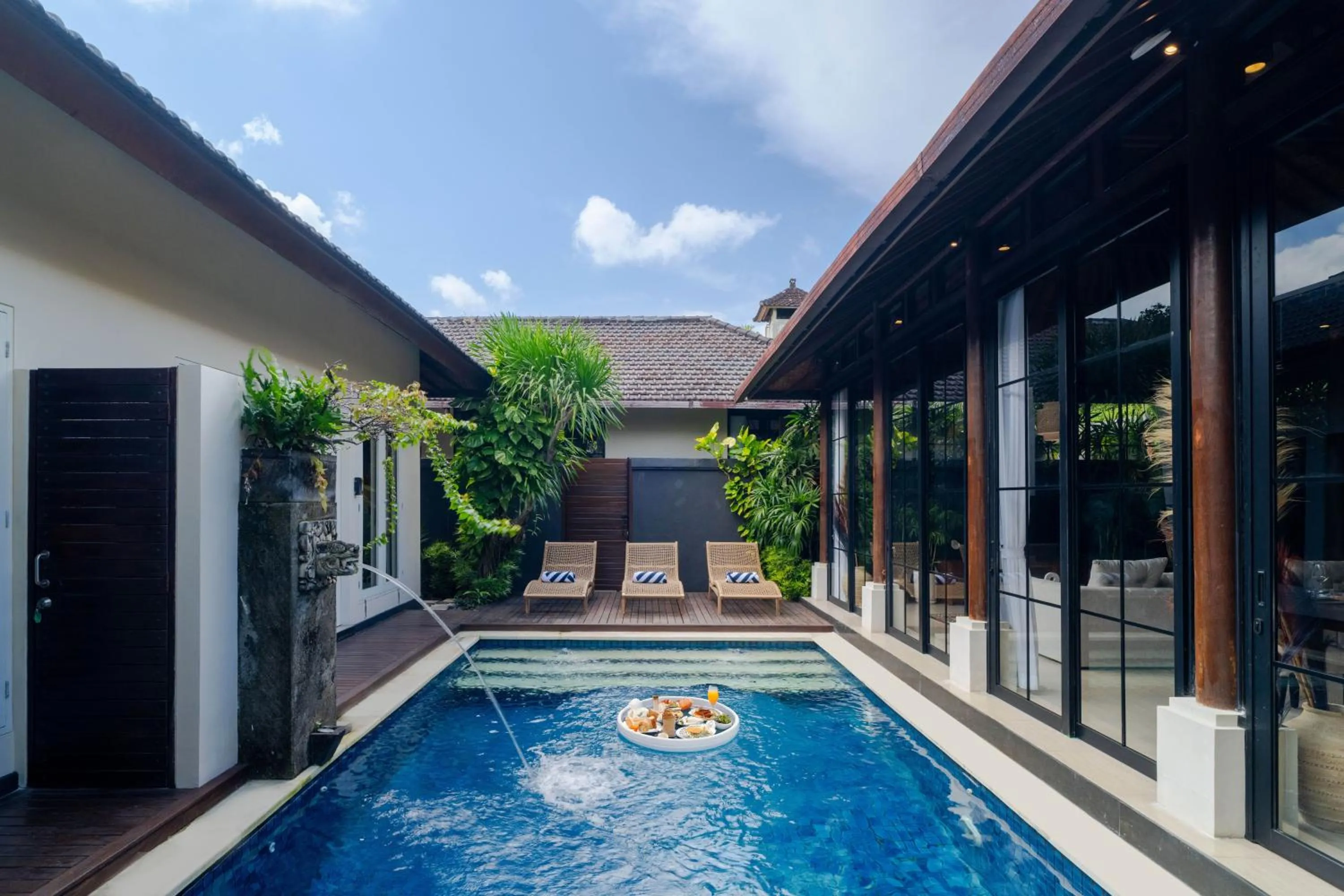 Swimming pool in Boholuma Villas by Pertama Management