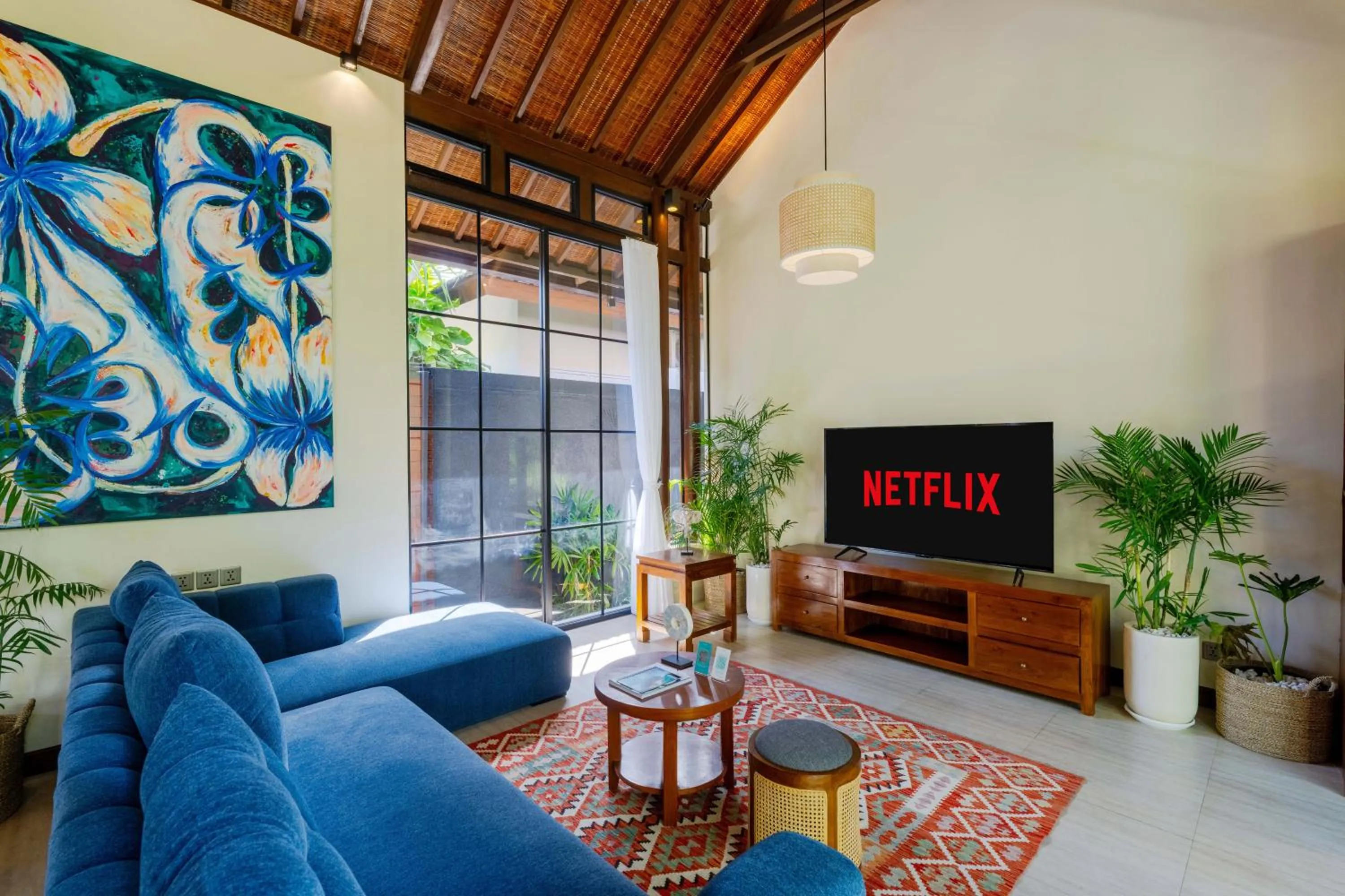 Communal lounge/ TV room in Boholuma Villas by Pertama Management