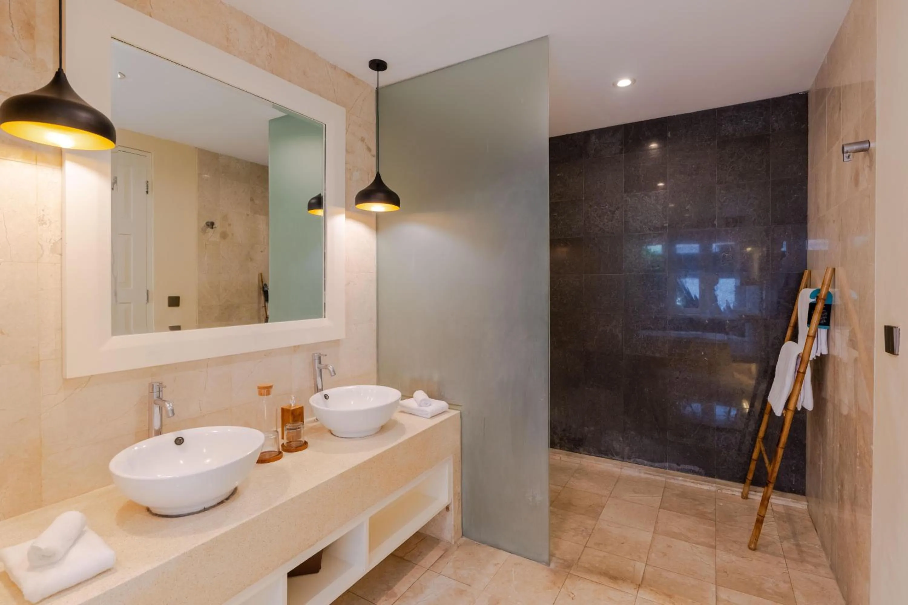 Toilet in Boholuma Villas by Pertama Management