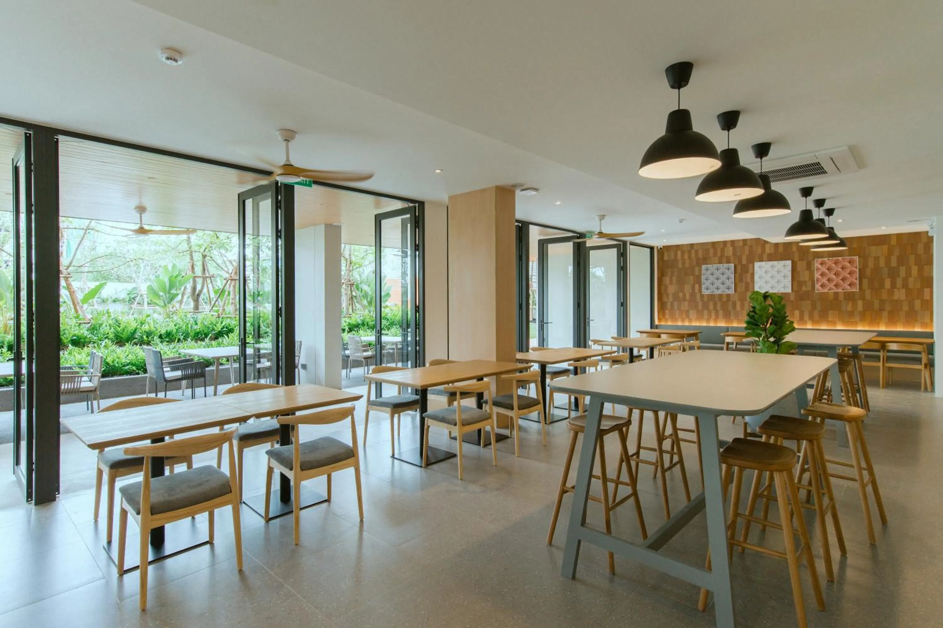 Restaurant/places to eat in PAAK Hotel Suvarnabhumi