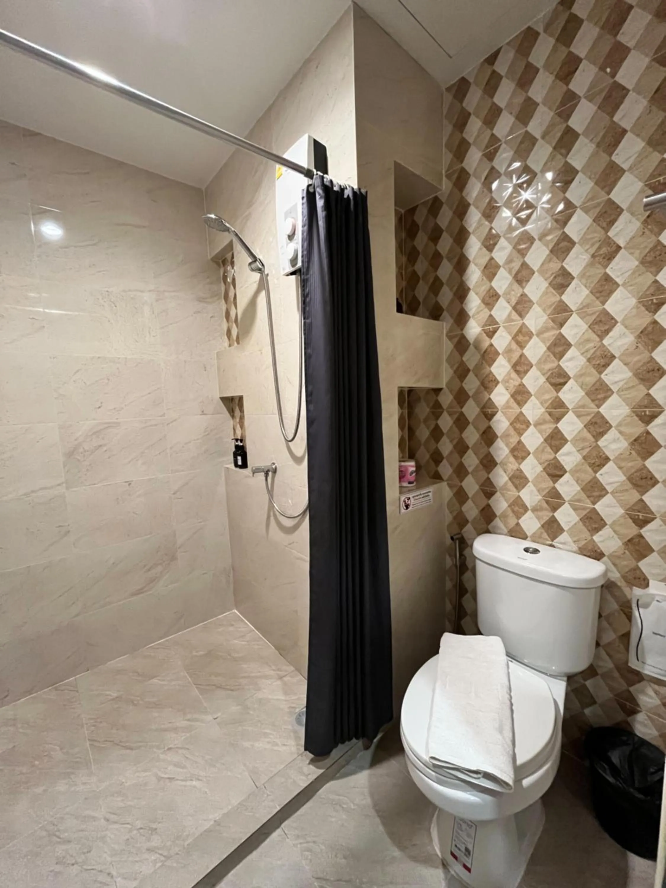 Shower in Prem Mansion U Thong