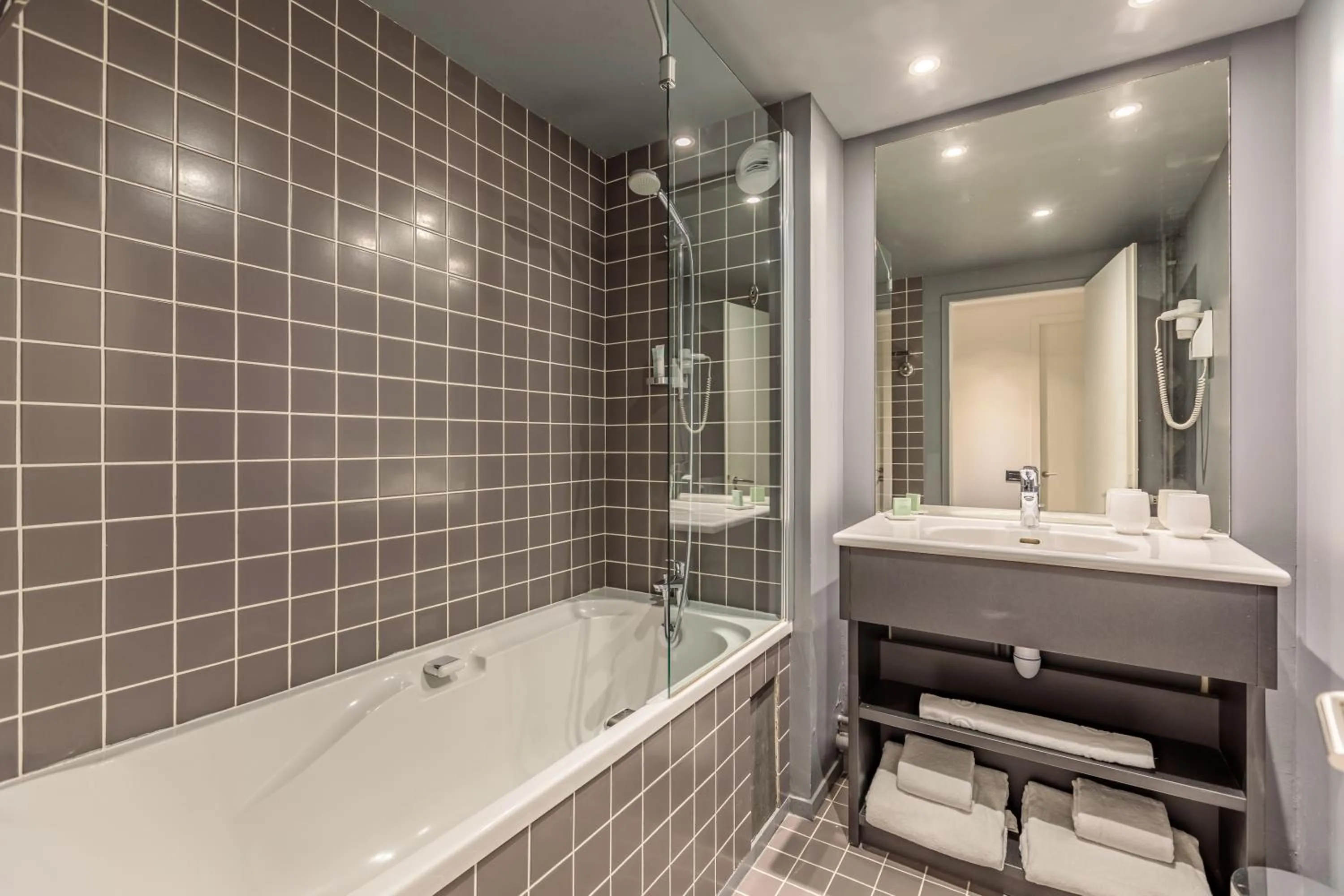 Shower in Totem, Friendly Hotel & Spa