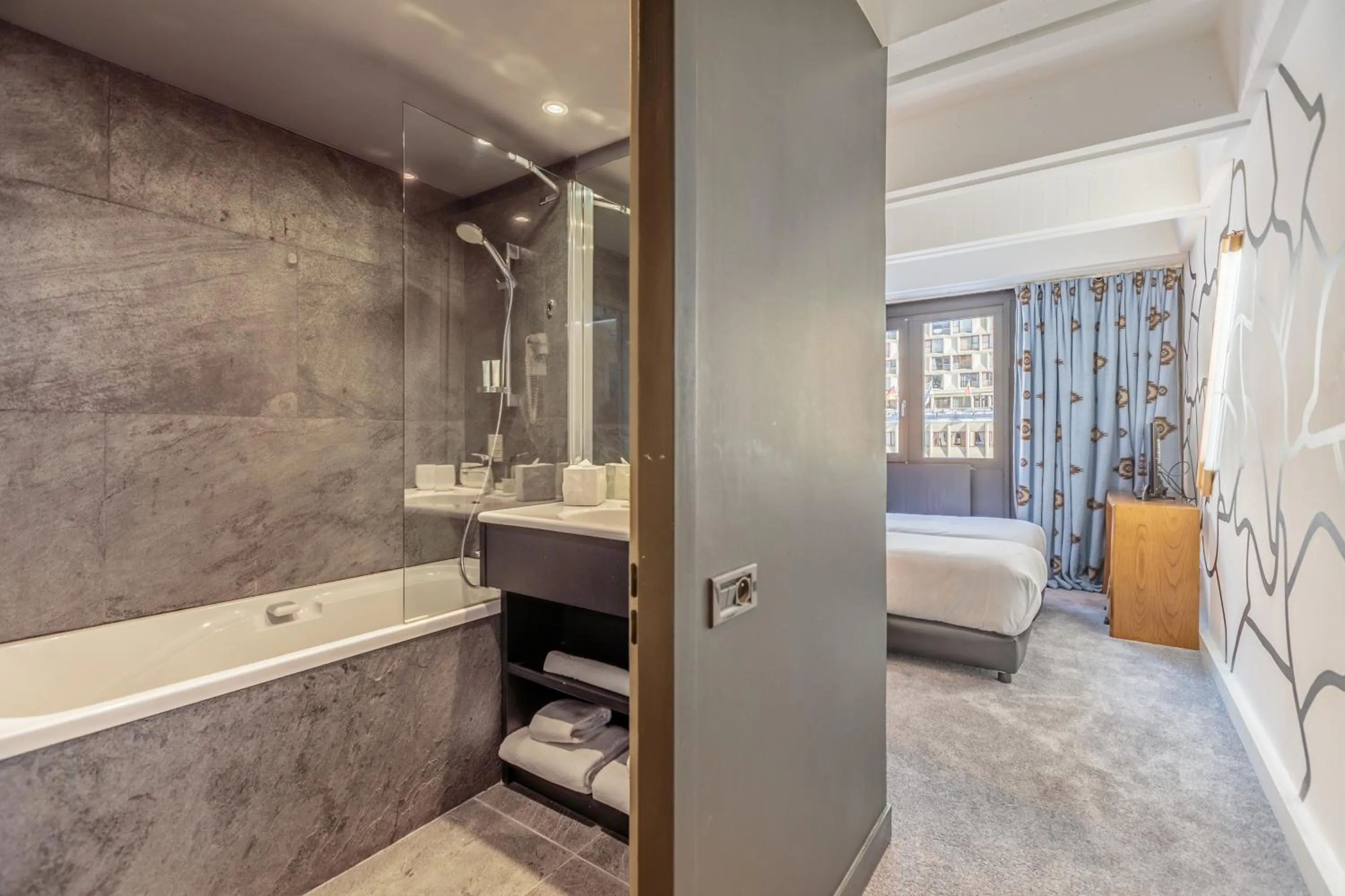 Bathroom, Bed in Totem, Friendly Hotel & Spa