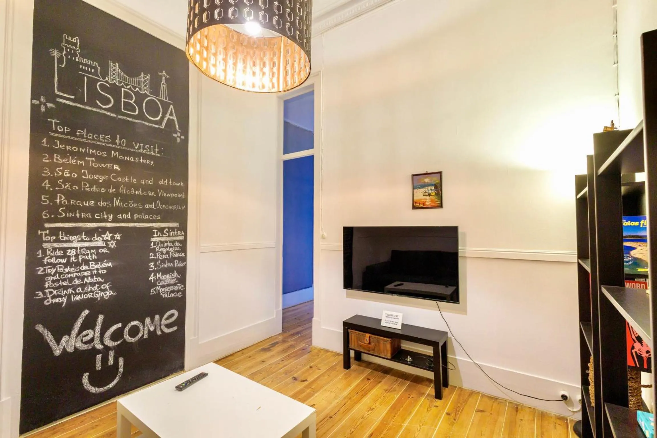 Communal lounge/ TV room in Ambiente Hostel