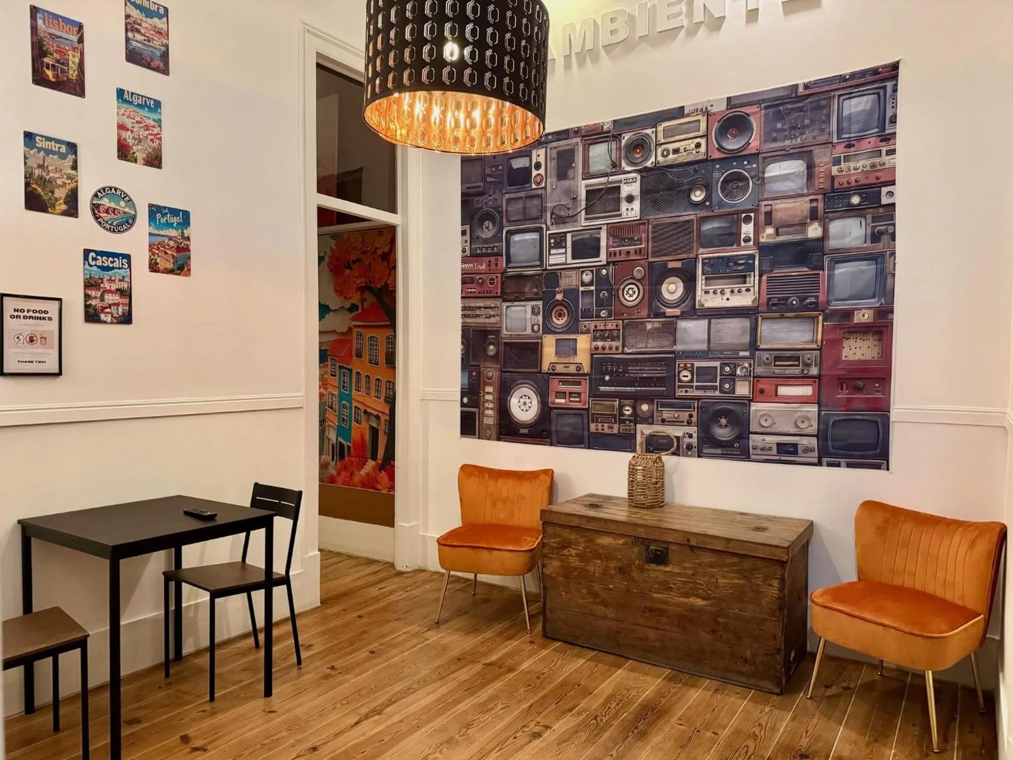 Communal lounge/ TV room in Ambiente Hostel