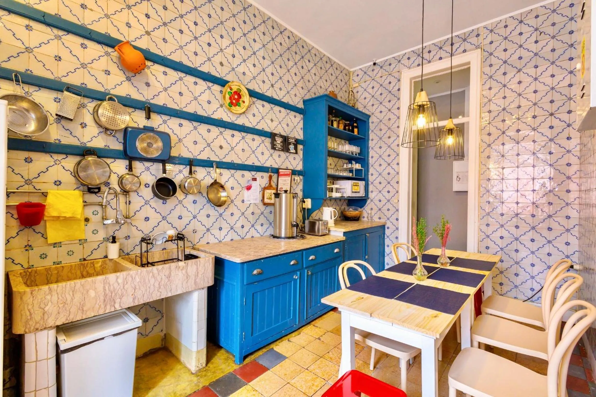 Kitchen or kitchenette in Ambiente Hostel