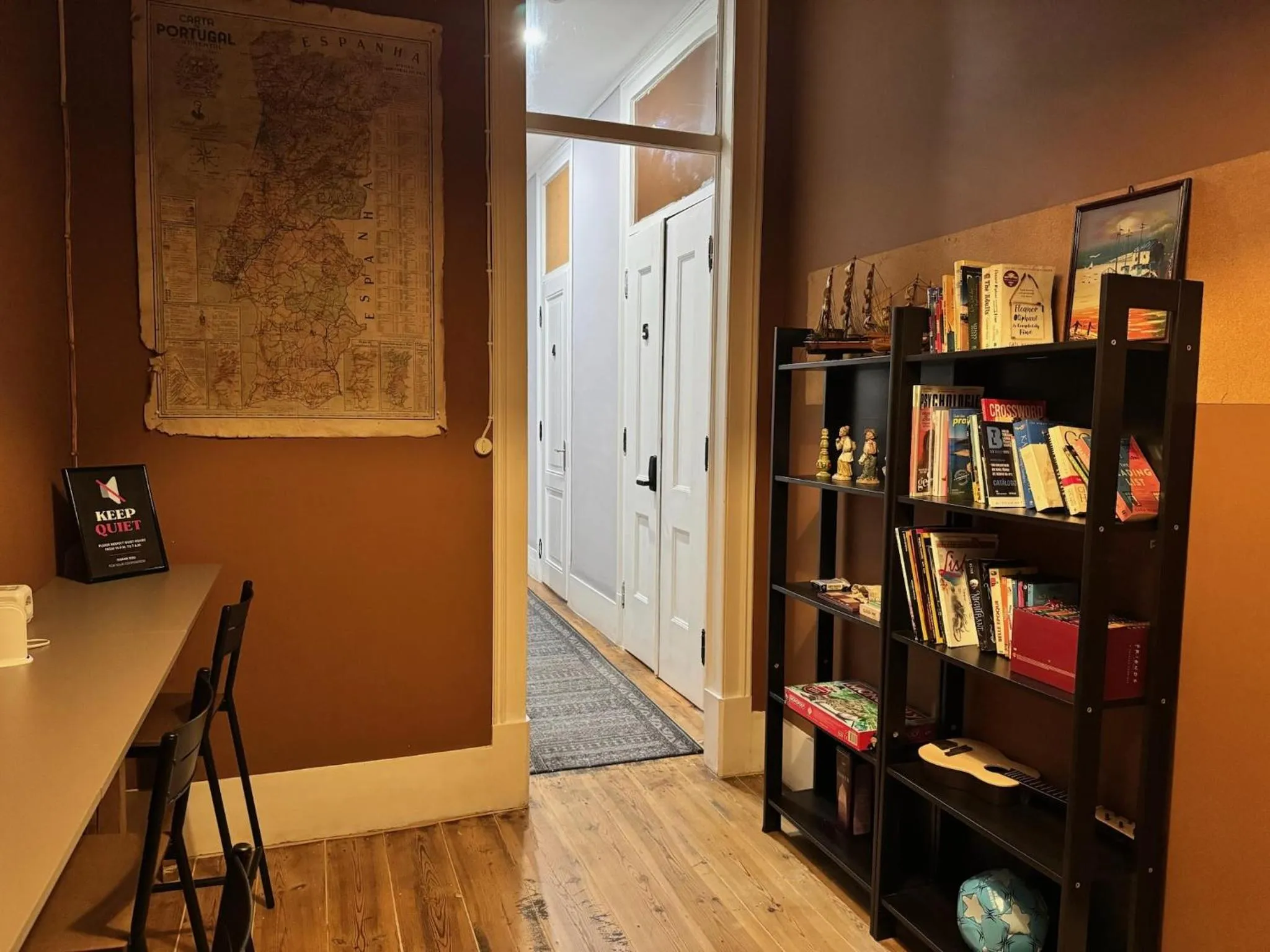 Communal lounge/ TV room in Ambiente Hostel