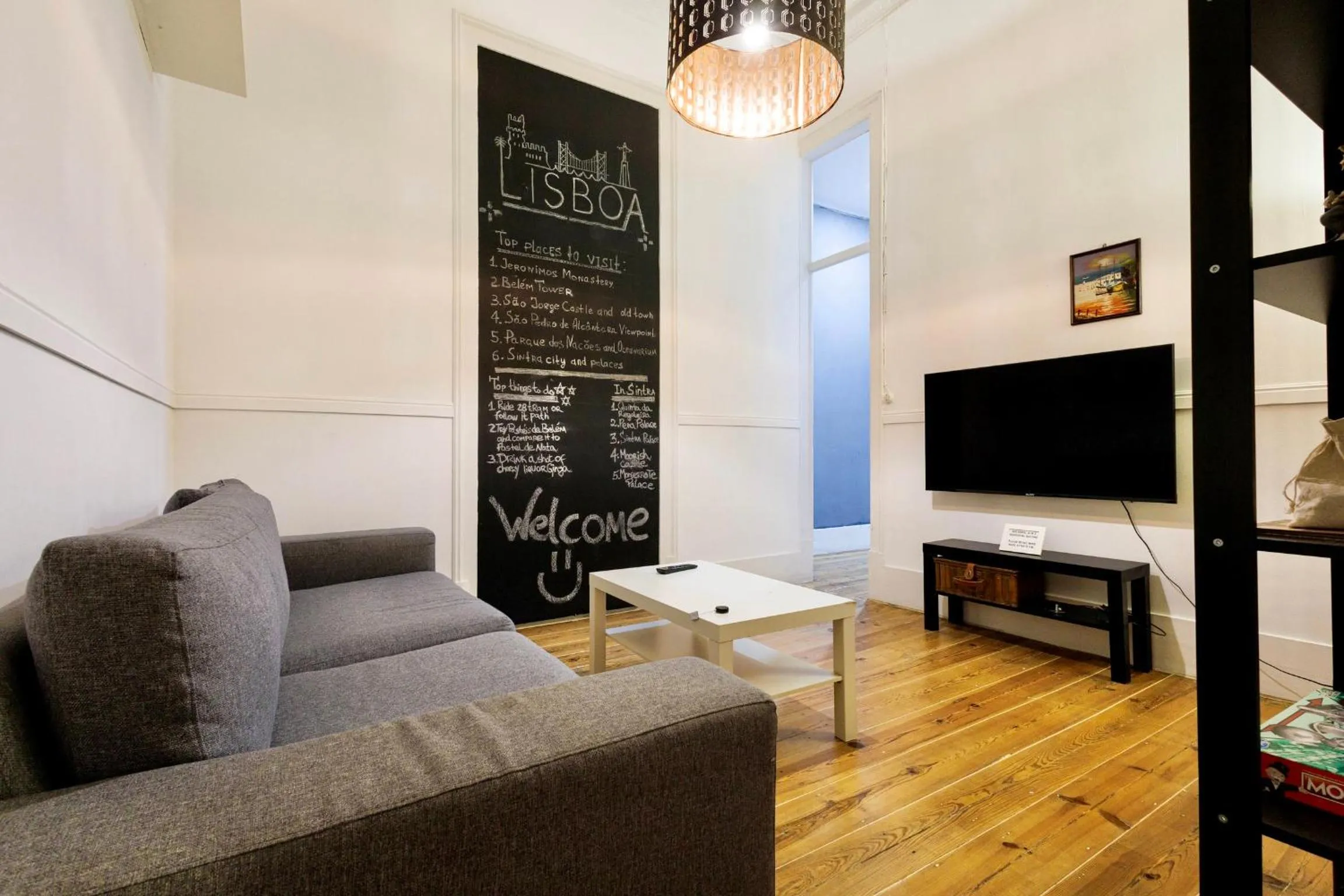 Communal lounge/ TV room in Ambiente Hostel