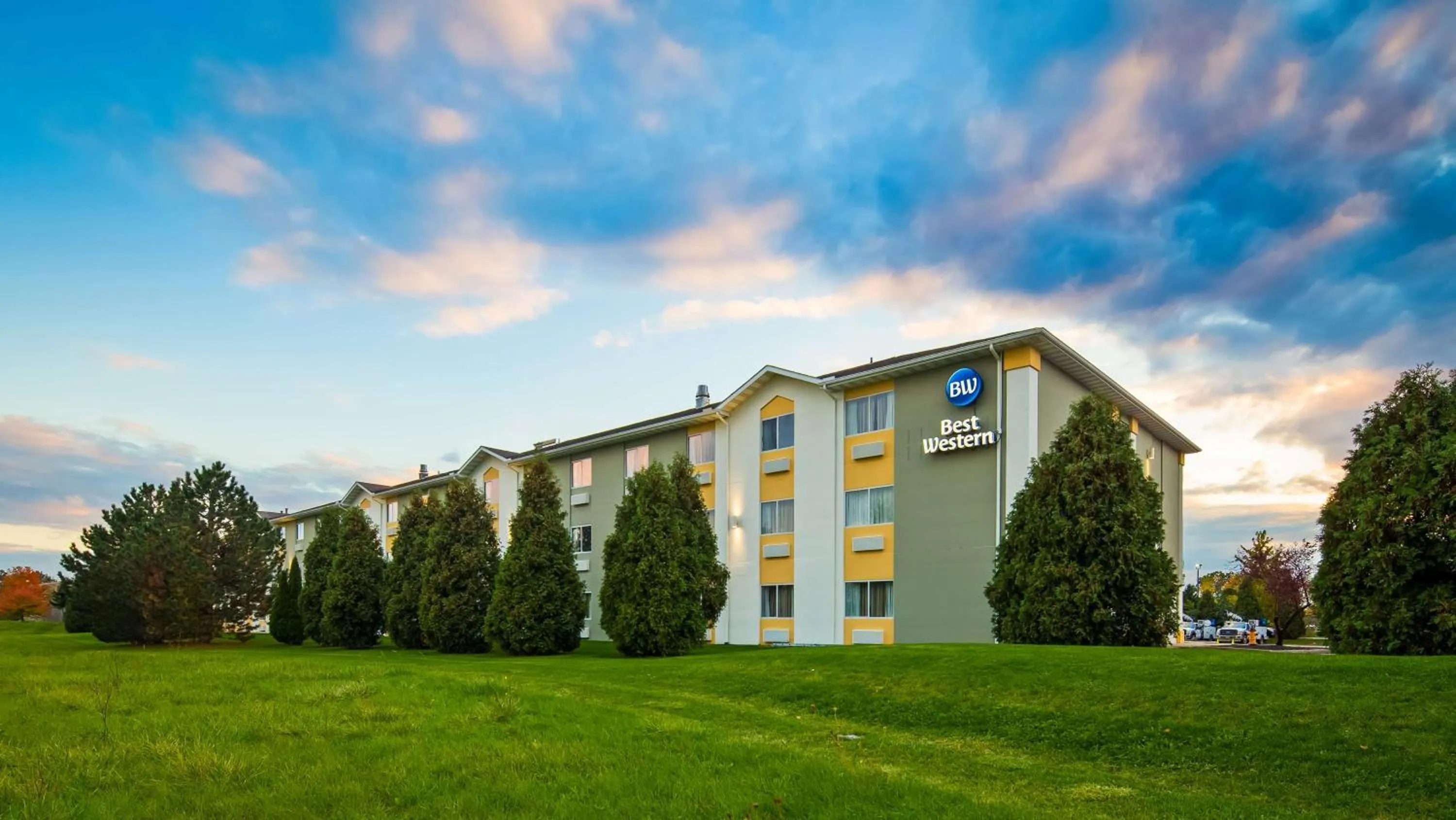 Property building in Best Western Toledo South Maumee