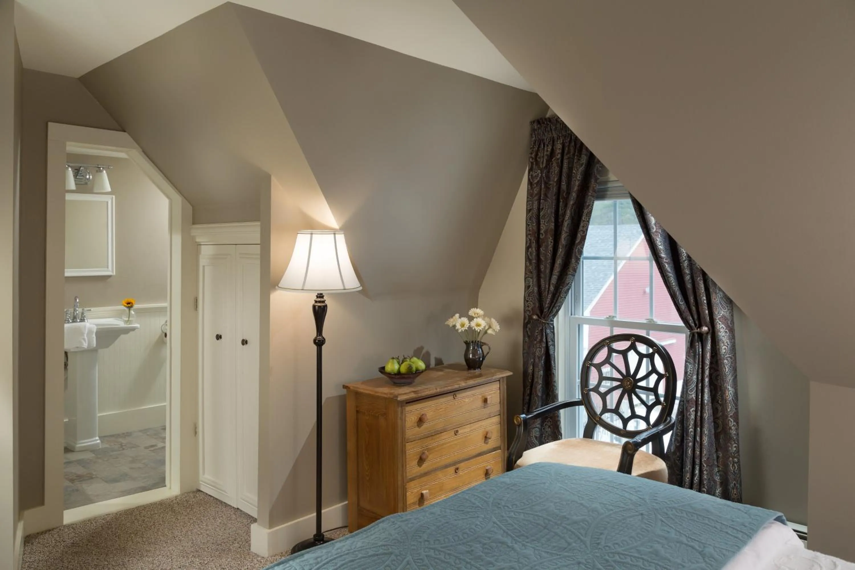 Standard Queen Room in Inn at Pleasant Lake