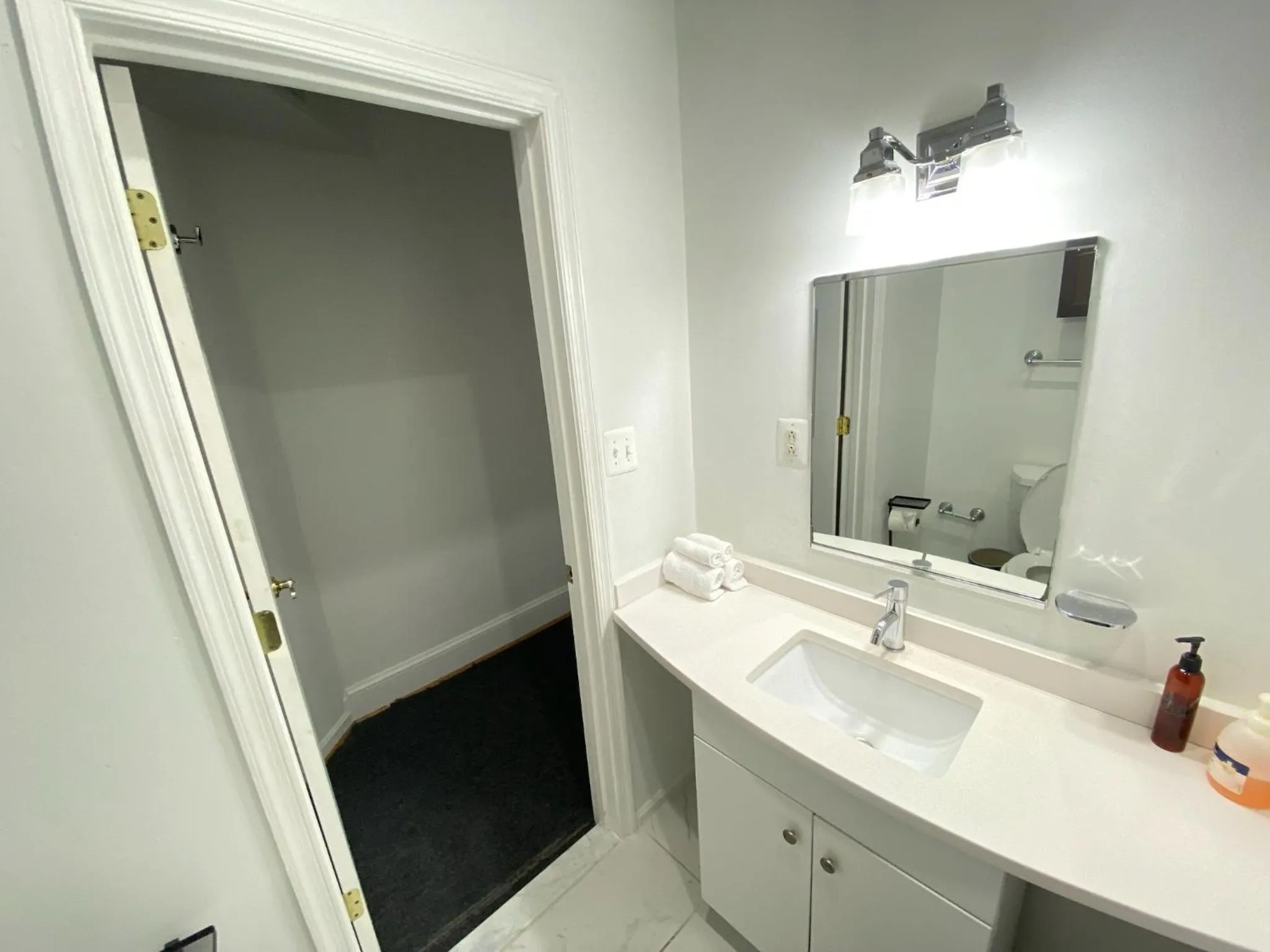 Bathroom in Gorgeous Refurbished 1Bdrm and 1Den Home