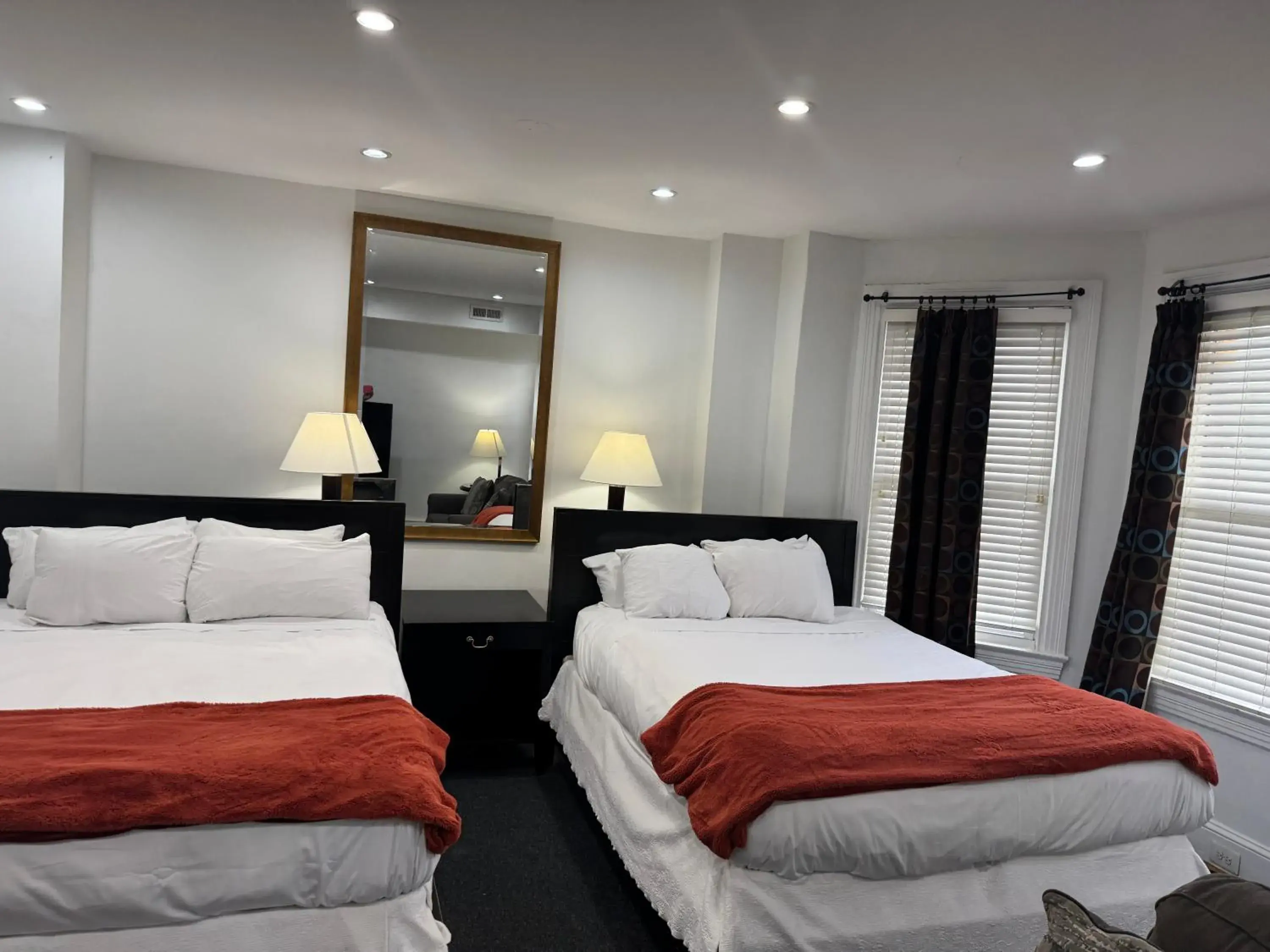 Gorgeous Refurbished 1Bdrm and 1Den Home Gorgeous Refurbished 1Bdrm and 1Den Home