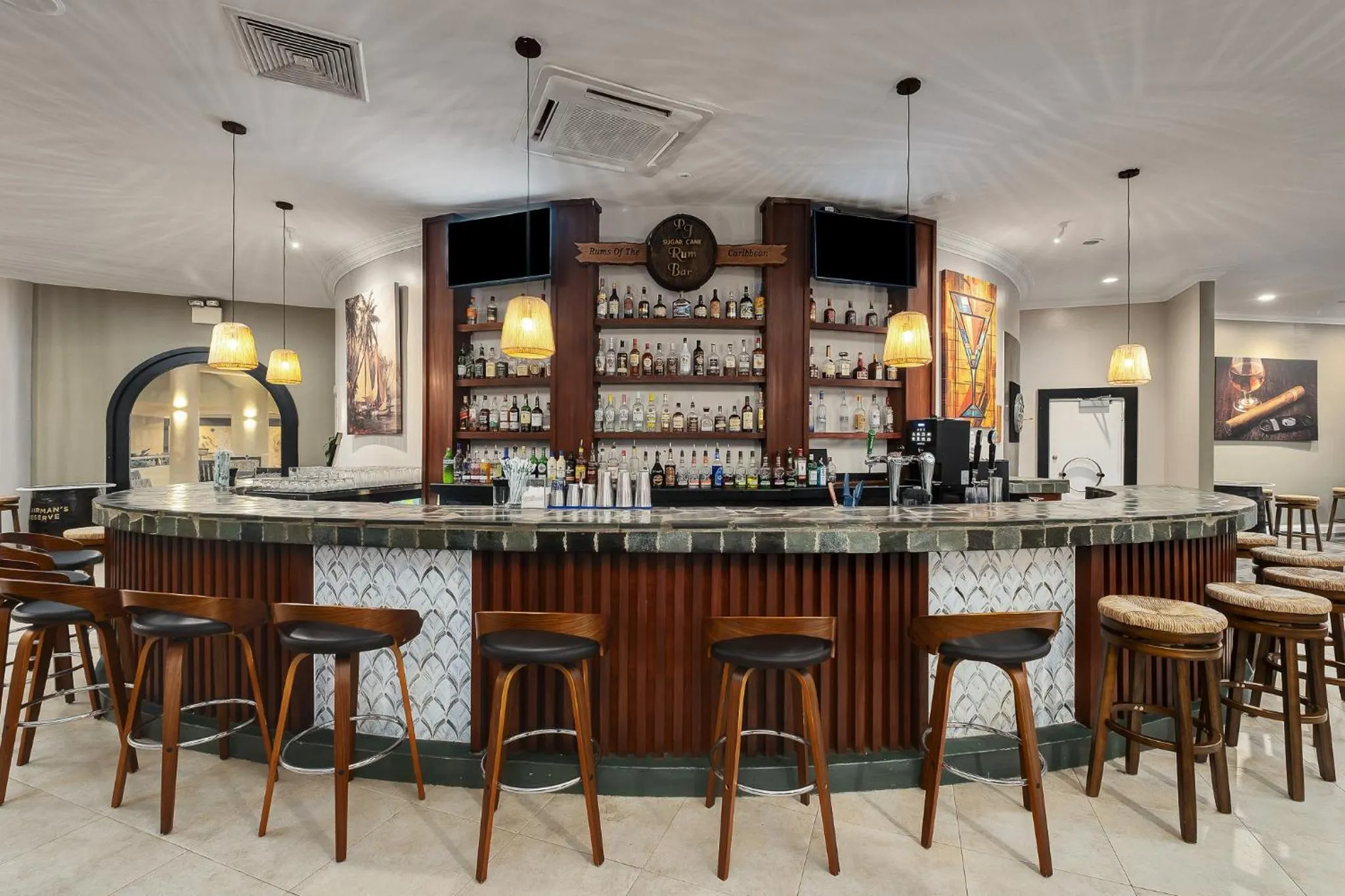 Lounge or bar in Coconut Bay Beach Resort & Spa All Inclusive