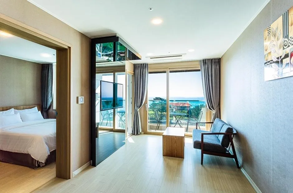 TV and multimedia, Bed in Rich Hotel