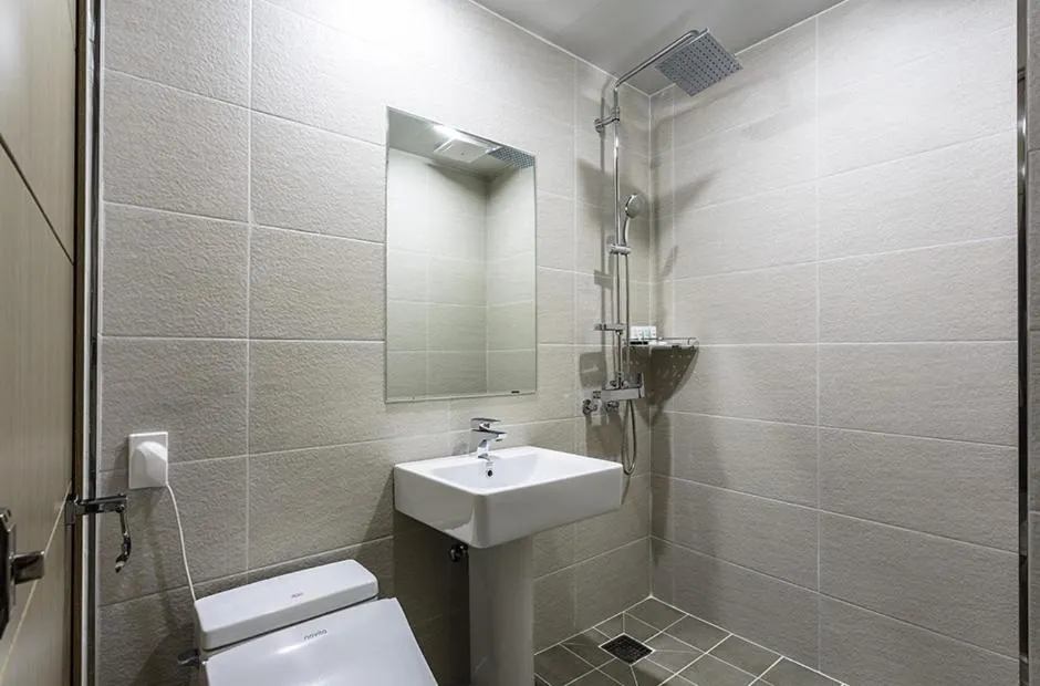 Shower in Rich Hotel