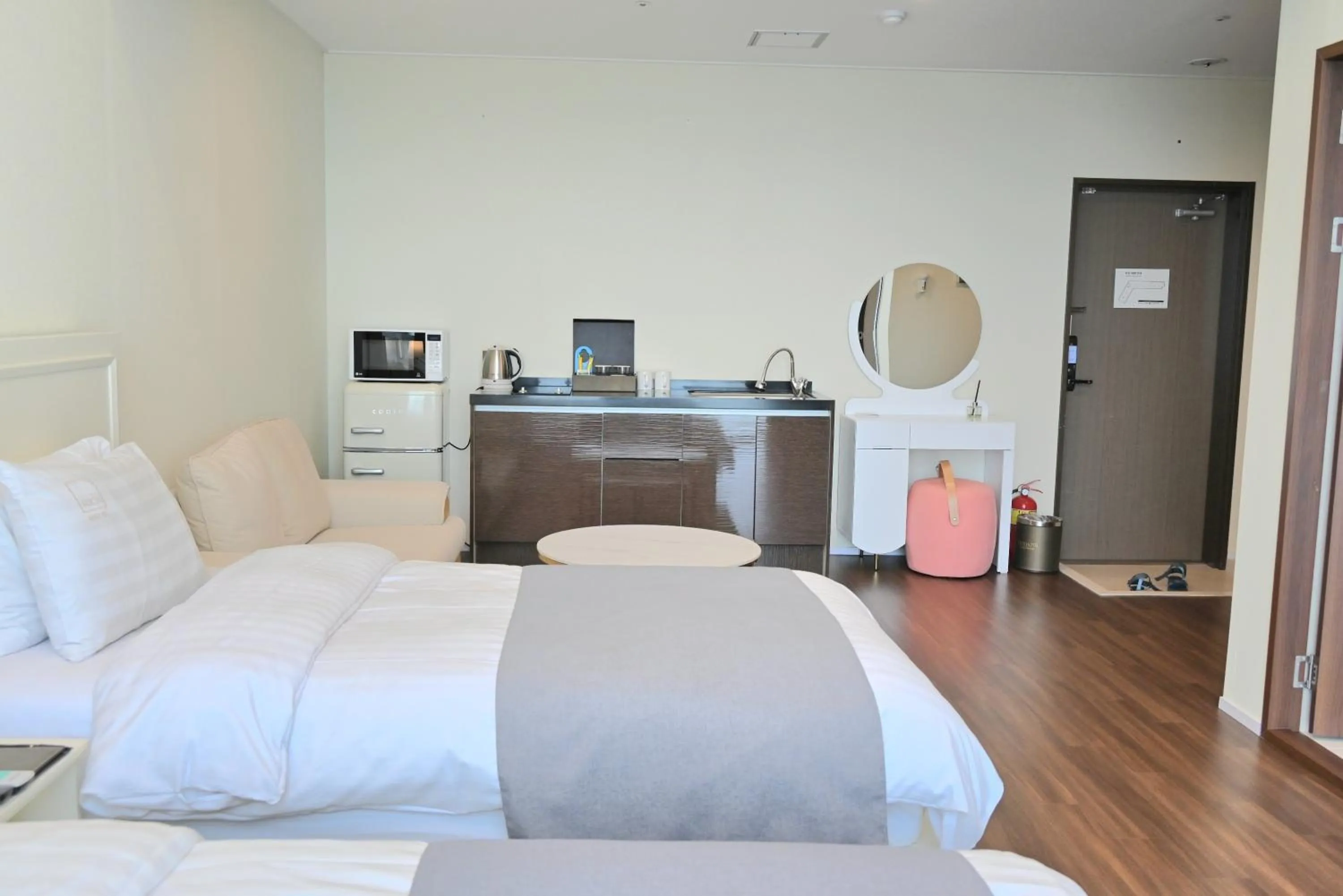 Kitchen or kitchenette, Bed in Rich Hotel